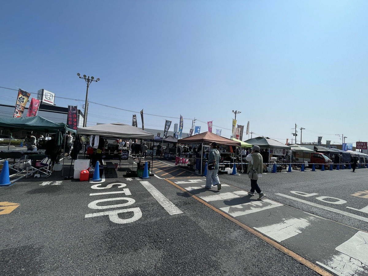 【ヘイワールド!!／メインエリア】屋外車両展示やミニコンサート、プロモーションイベントに最適な商業施設の大型駐車場スペース