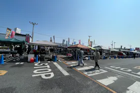 【ヘイワールド!!/メインエリア】屋外車両展示やミニコンサート、プロモーションイベントに最適な商業施設の大型駐車場スペース