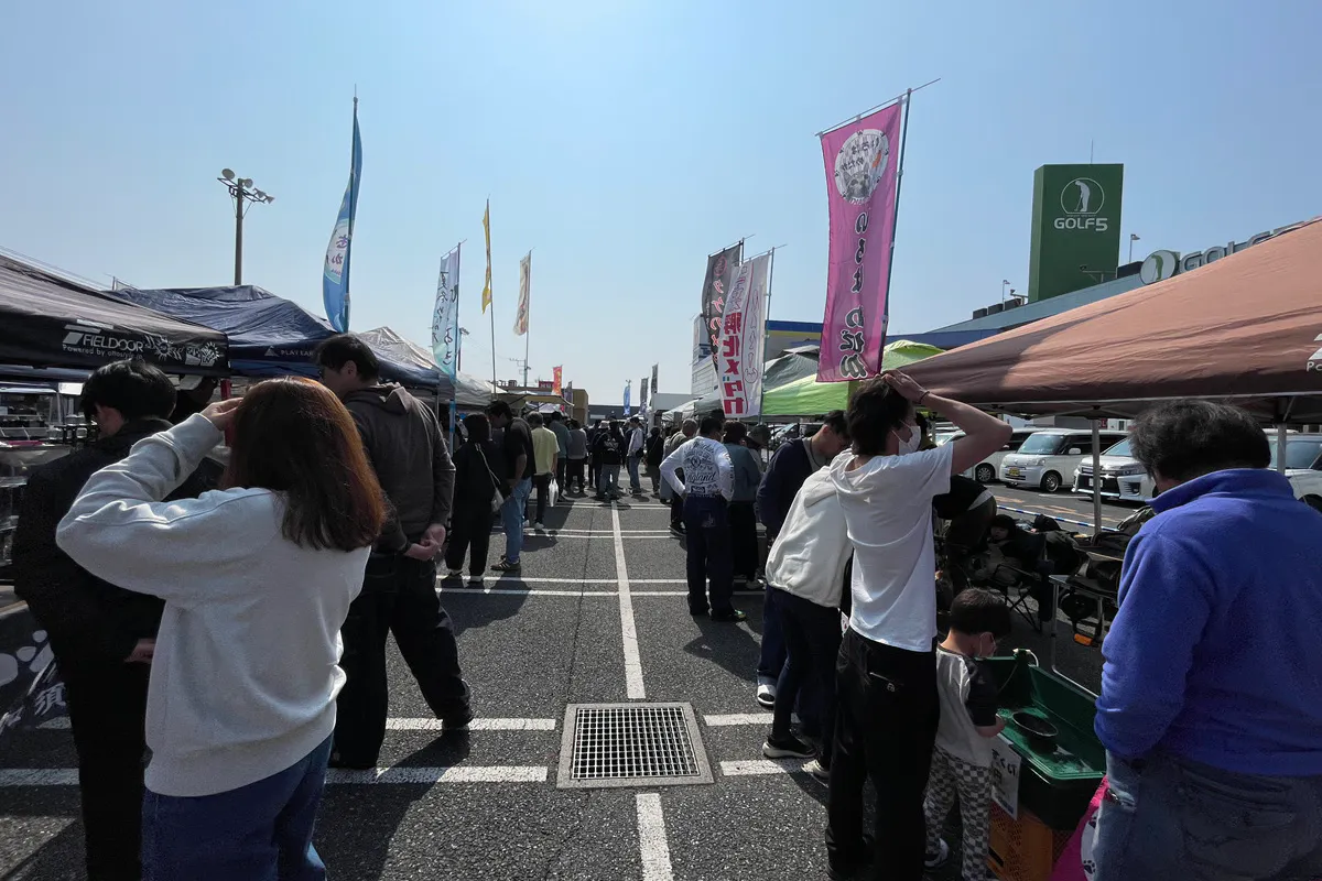 【ヘイワールド!!/メインエリア】屋外車両展示やミニコンサート、プロモーションイベントに最適な商業施設の大型駐車場スペース