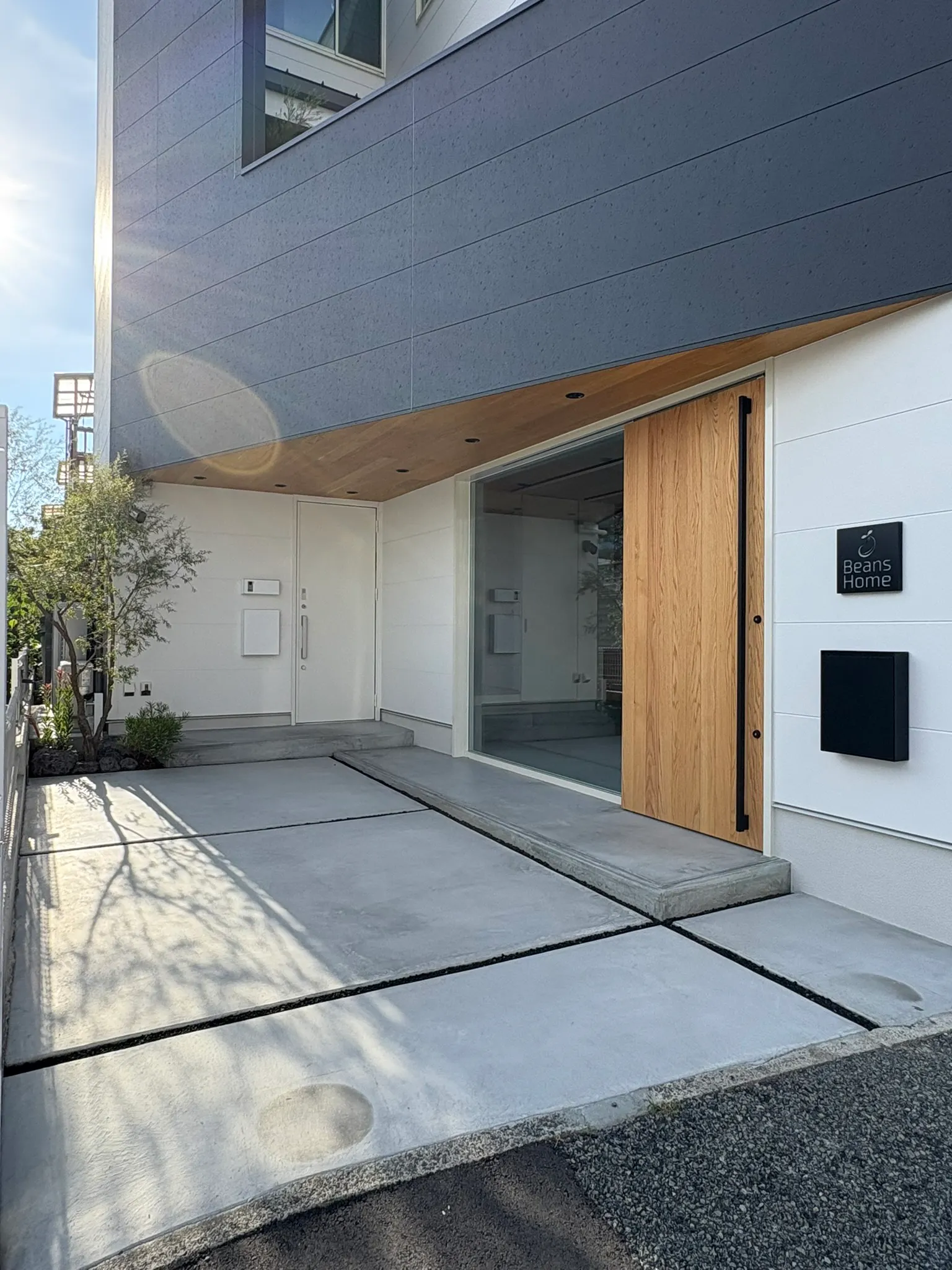 【大阪府豊中市】キッチンカー出店にもおすすめ！住宅街にあるモデルハウスの明るく開放的なガレージ＆室内スペース