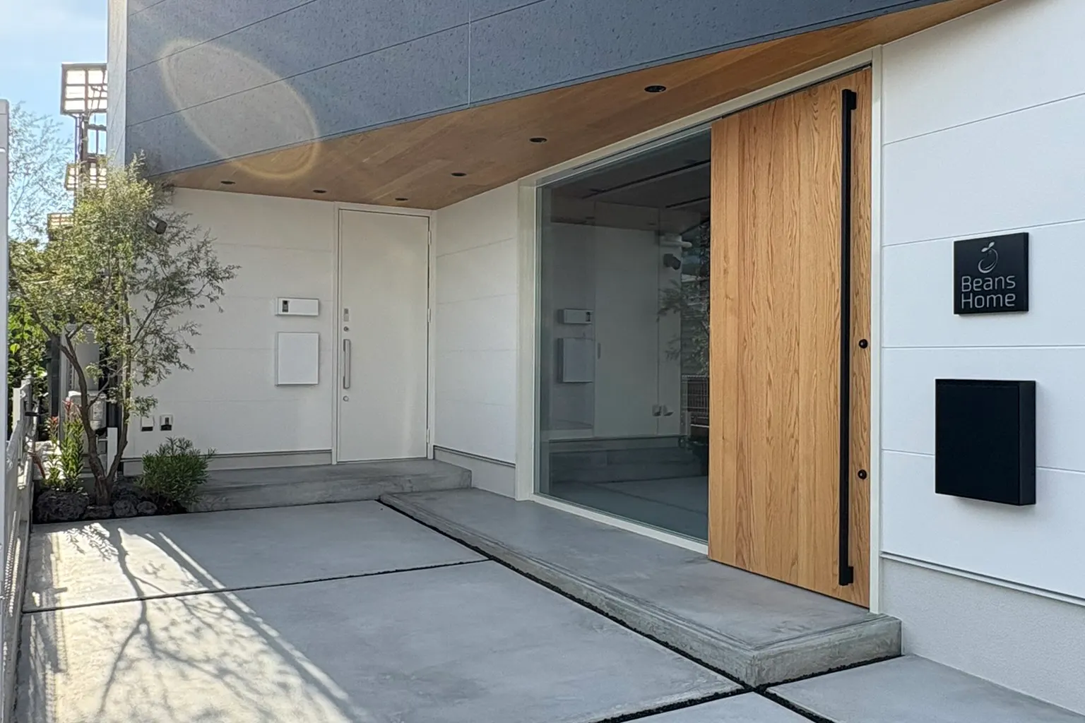 【大阪府豊中市】キッチンカー出店にもおすすめ!住宅街にあるモデルハウスの明るく開放的なガレージ&室内スペース