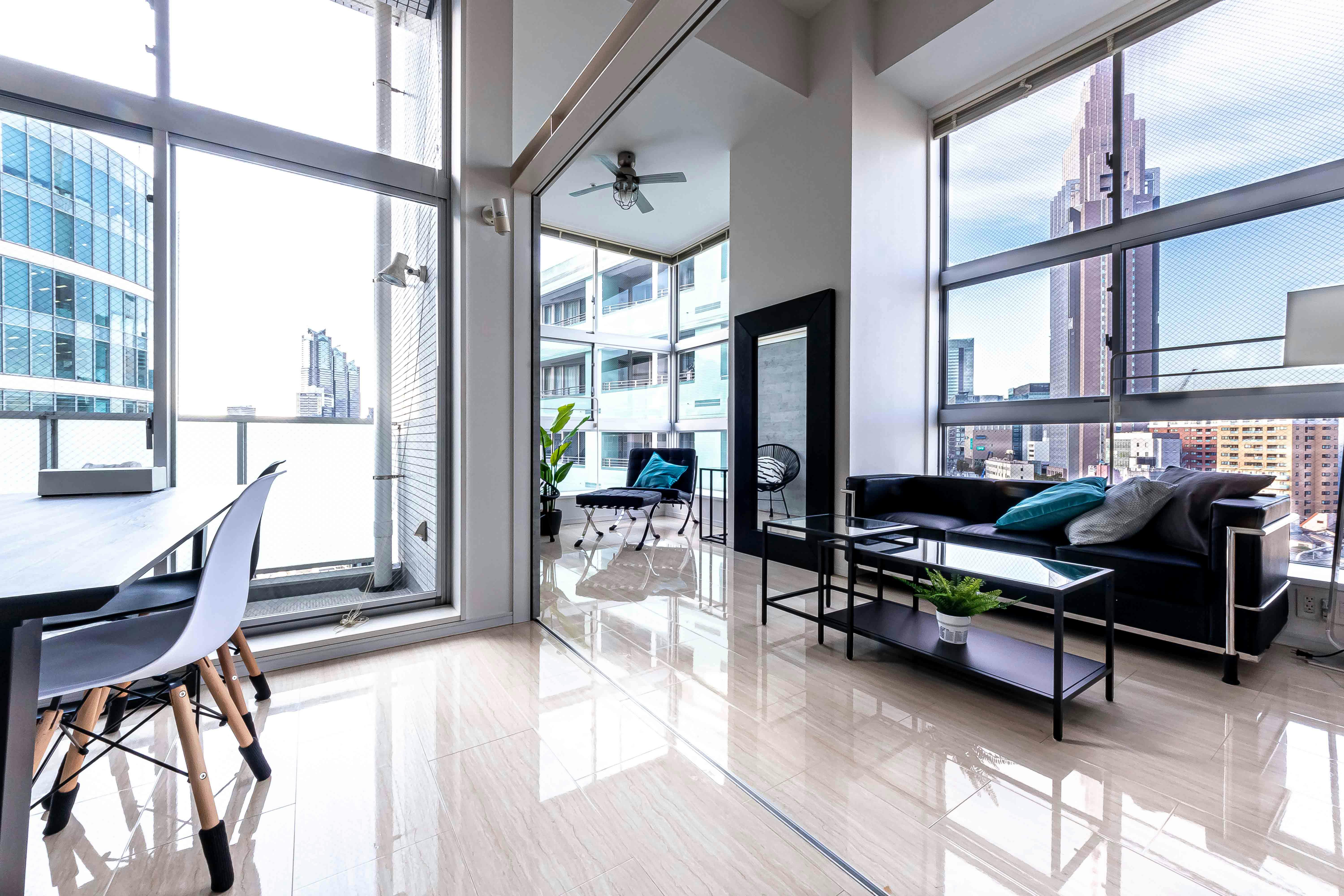 【代々木駅4分】二面採光・天井高4mで撮影に適した自然光豊かなレンタルスタジオ