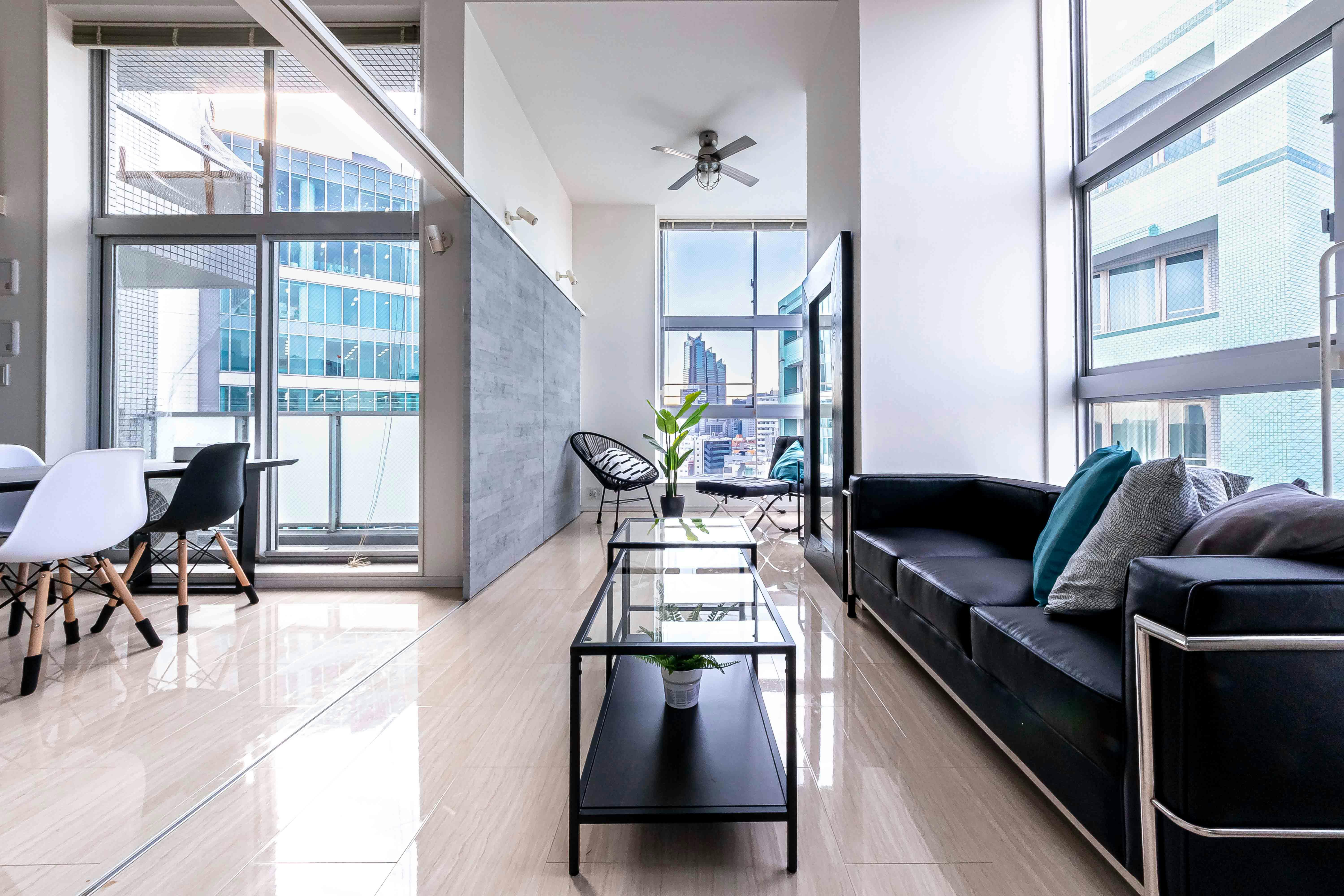 【代々木駅4分】二面採光・天井高4mで撮影に適した自然光豊かなレンタルスタジオ