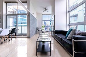 【代々木駅4分】二面採光・天井高4mで撮影に適した自然光豊かなレンタルスタジオ