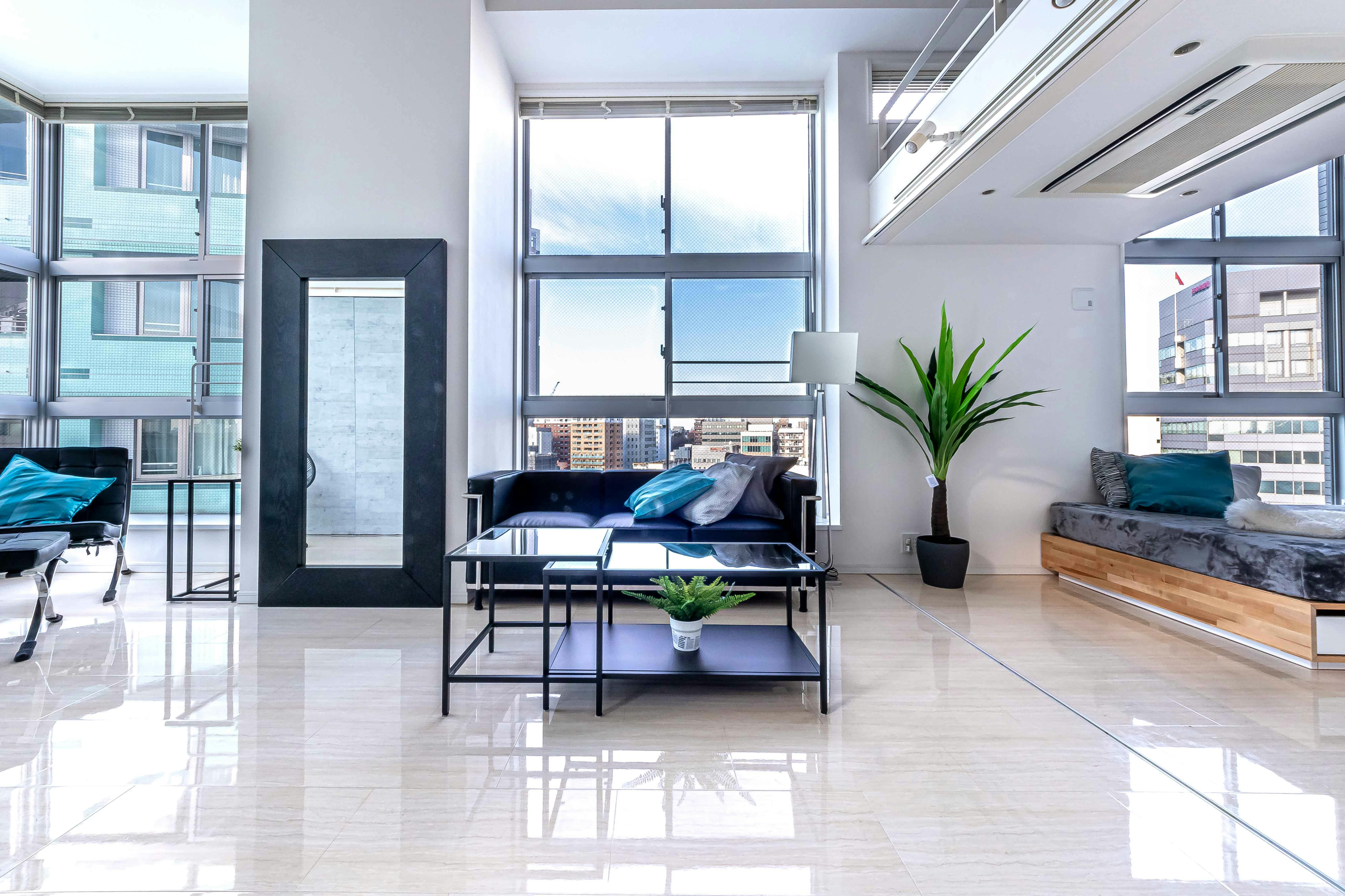 【代々木駅4分】二面採光・天井高4mで撮影に適した自然光豊かなレンタルスタジオ