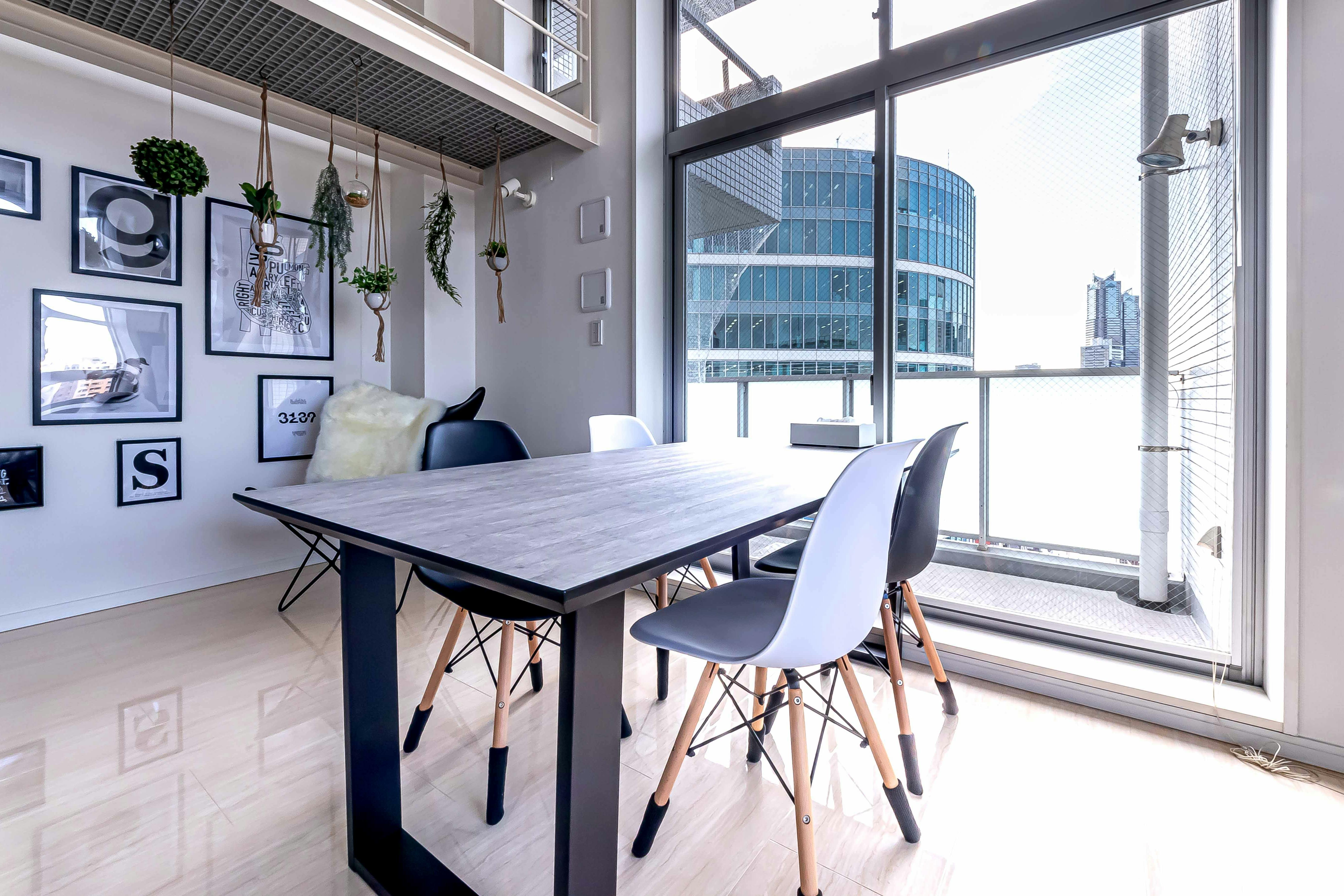 【代々木駅4分】二面採光・天井高4mで撮影に適した自然光豊かなレンタルスタジオ