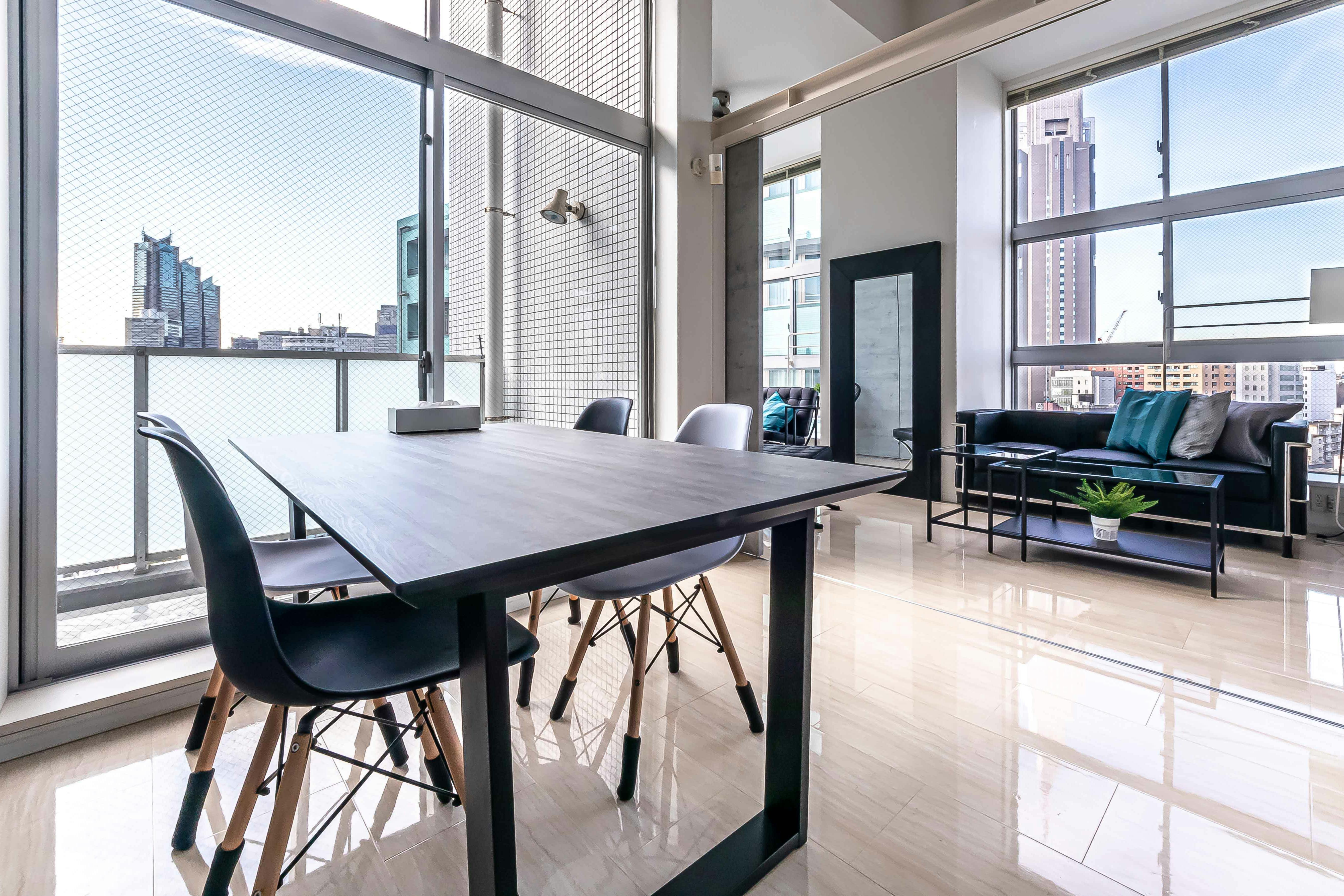 【代々木駅4分】二面採光・天井高4mで撮影に適した自然光豊かなレンタルスタジオ