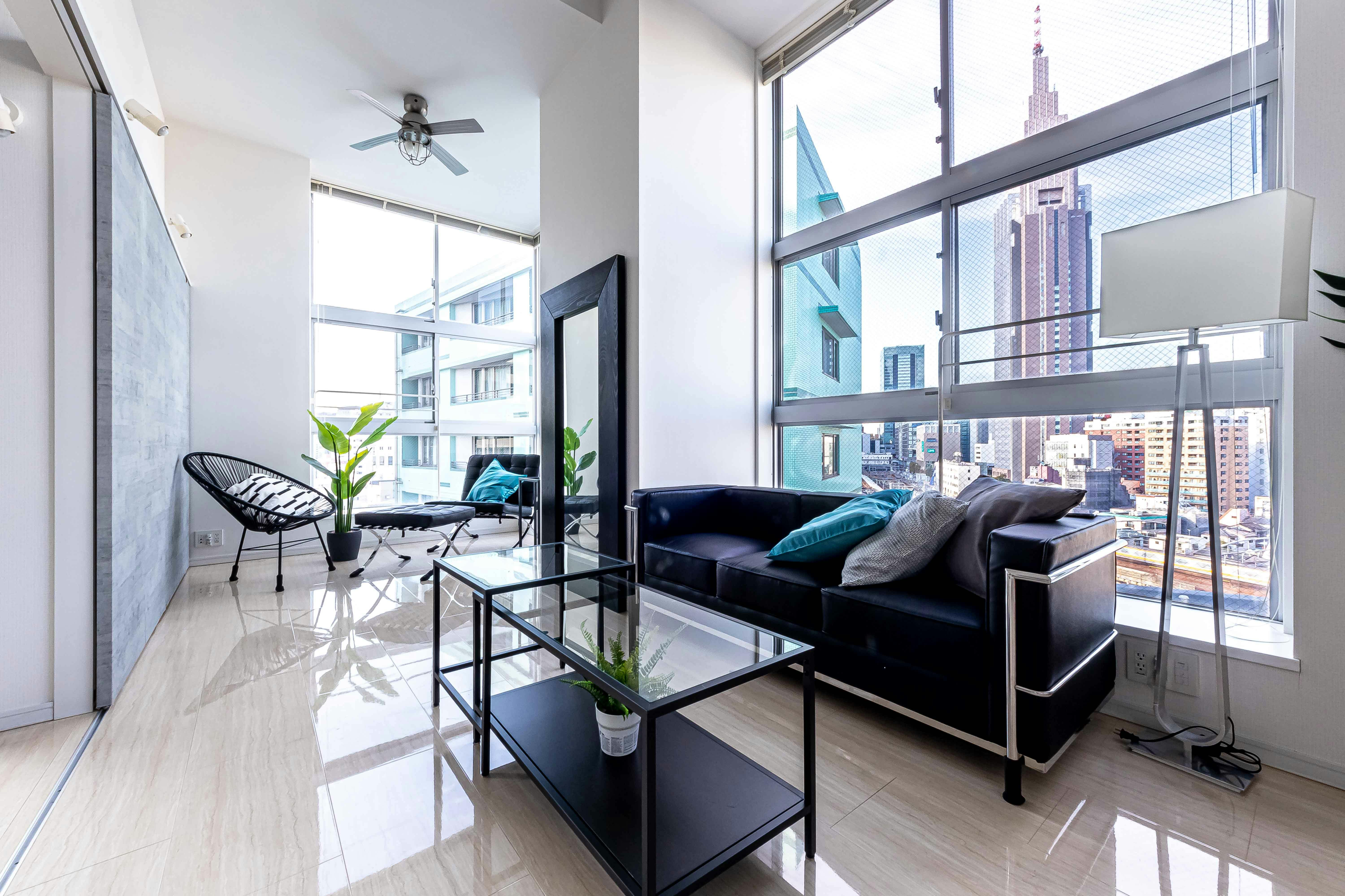 【代々木駅4分】二面採光・天井高4mで撮影に適した自然光豊かなレンタルスタジオ