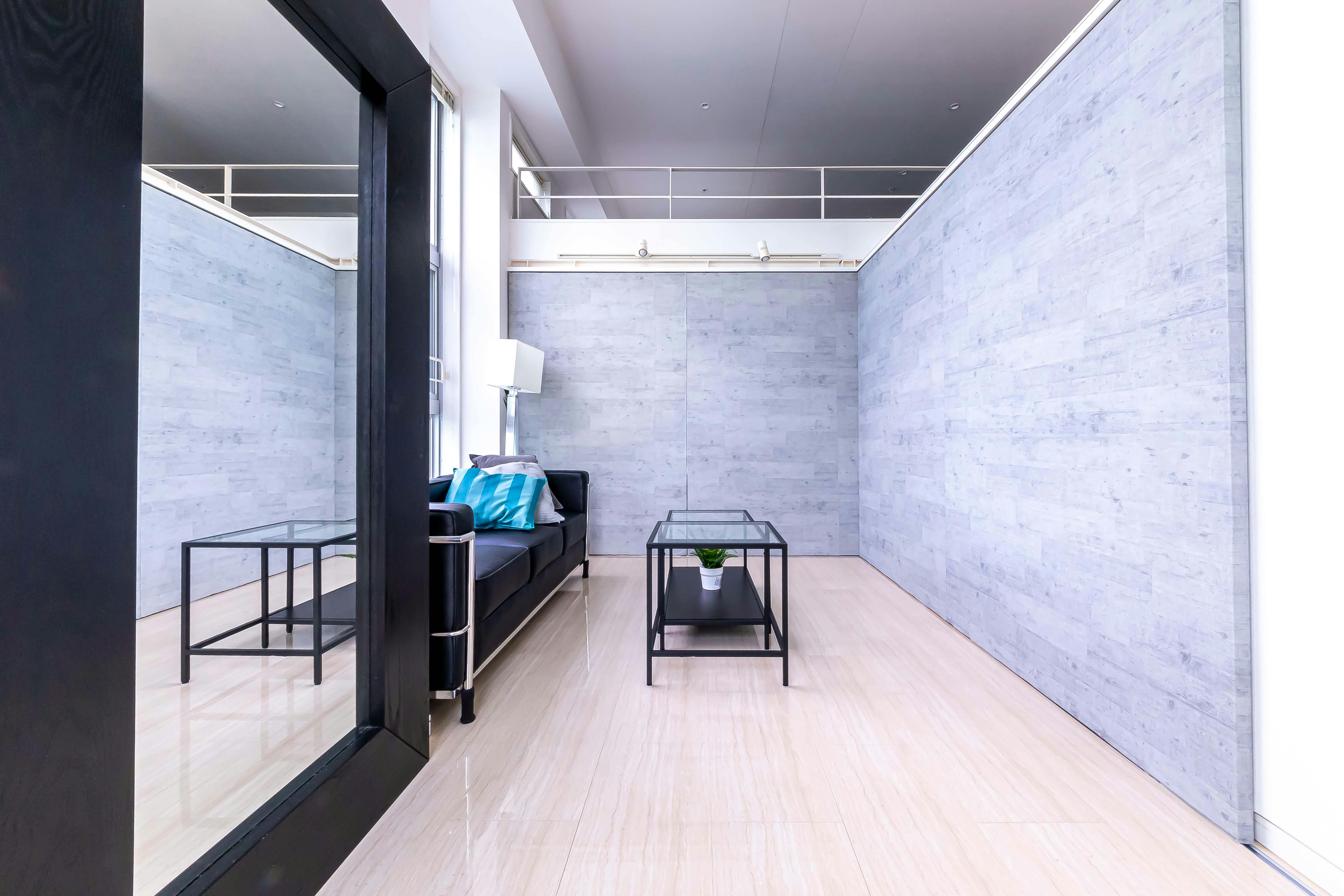 【代々木駅4分】二面採光・天井高4mで撮影に適した自然光豊かなレンタルスタジオ