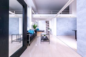 【代々木駅4分】二面採光・天井高4mで撮影に適した自然光豊かなレンタルスタジオ