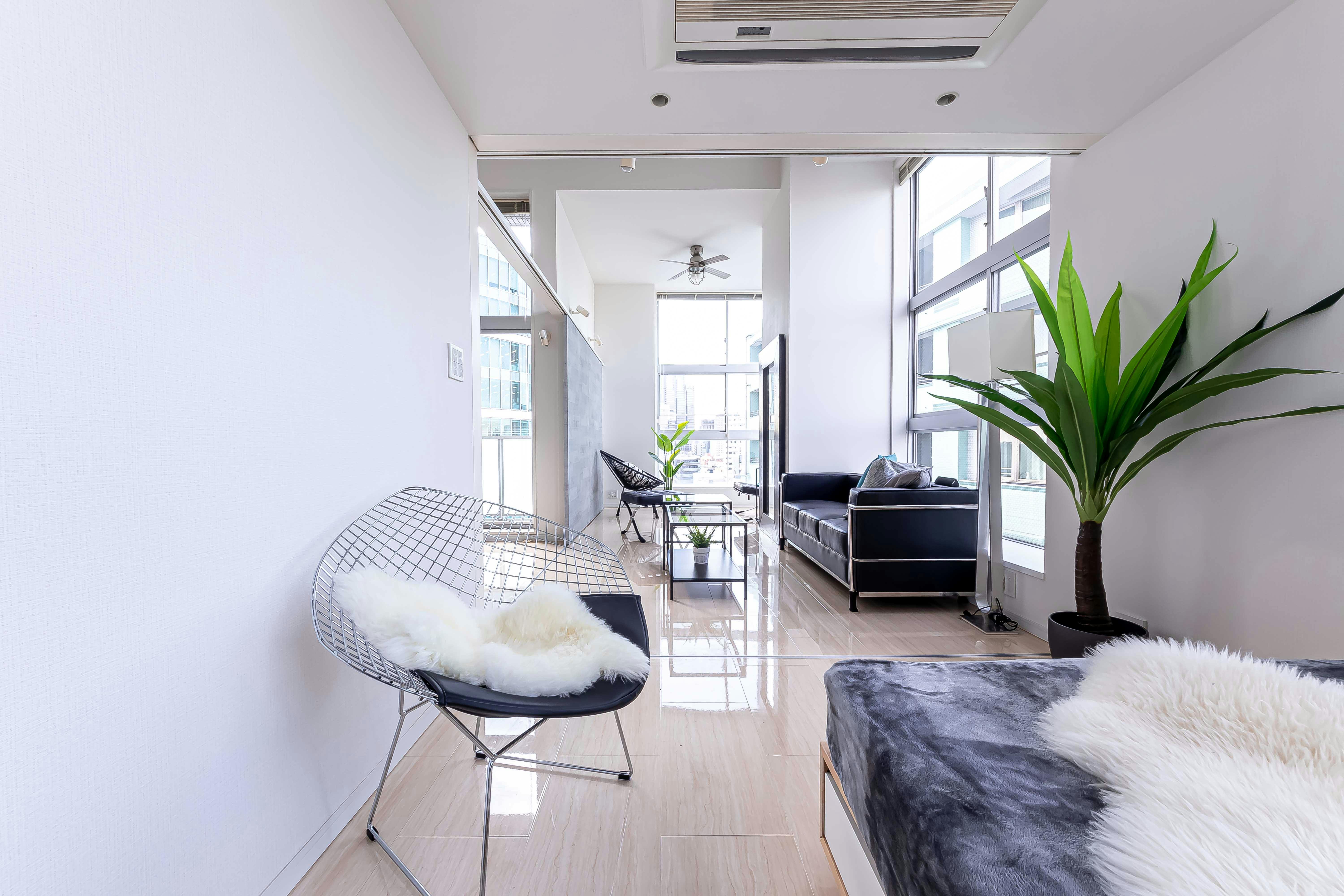 【代々木駅4分】二面採光・天井高4mで撮影に適した自然光豊かなレンタルスタジオ