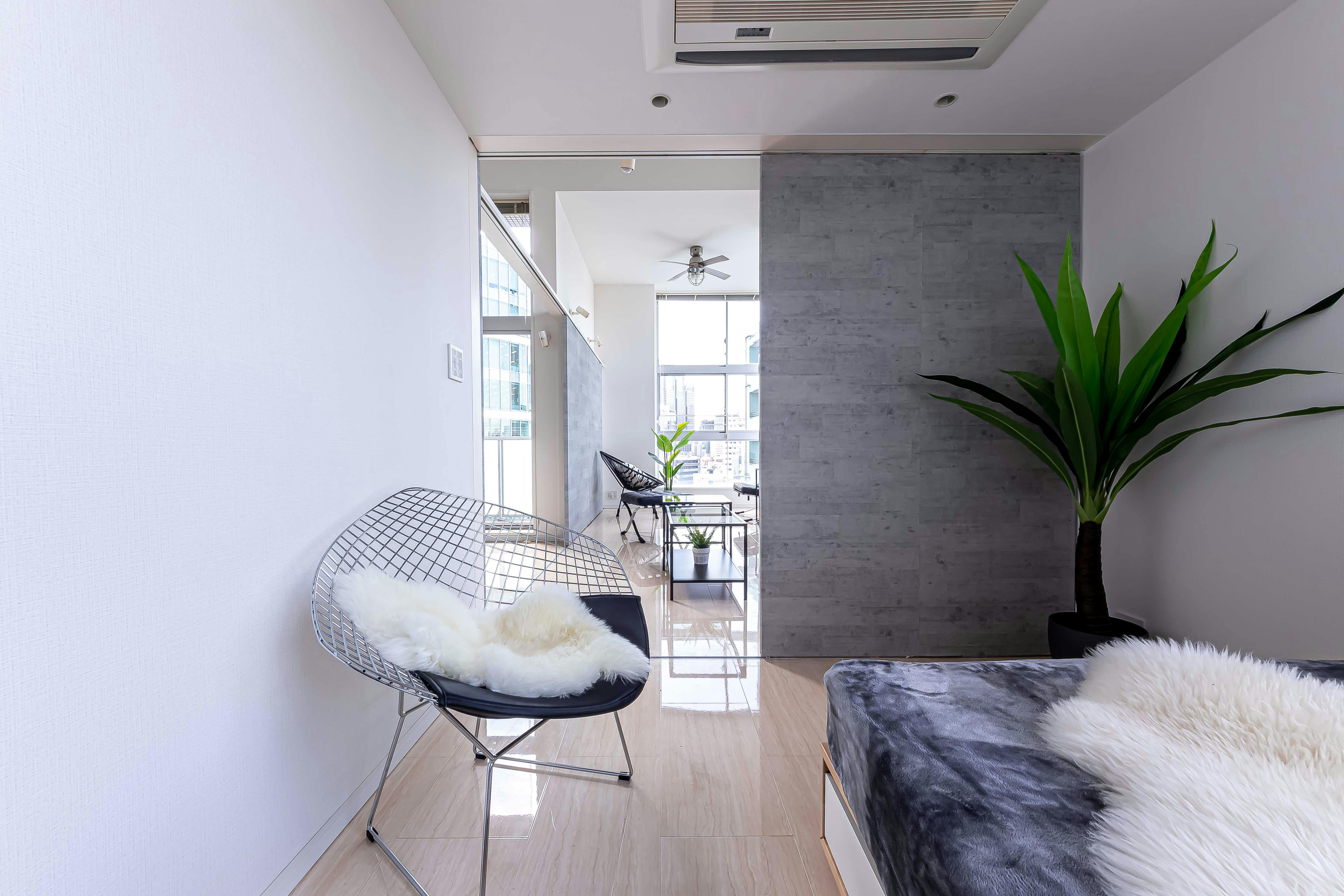 【代々木駅4分】二面採光・天井高4mで撮影に適した自然光豊かなレンタルスタジオ