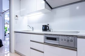 【代々木駅4分】二面採光・天井高4mで撮影に適した自然光豊かなレンタルスタジオ