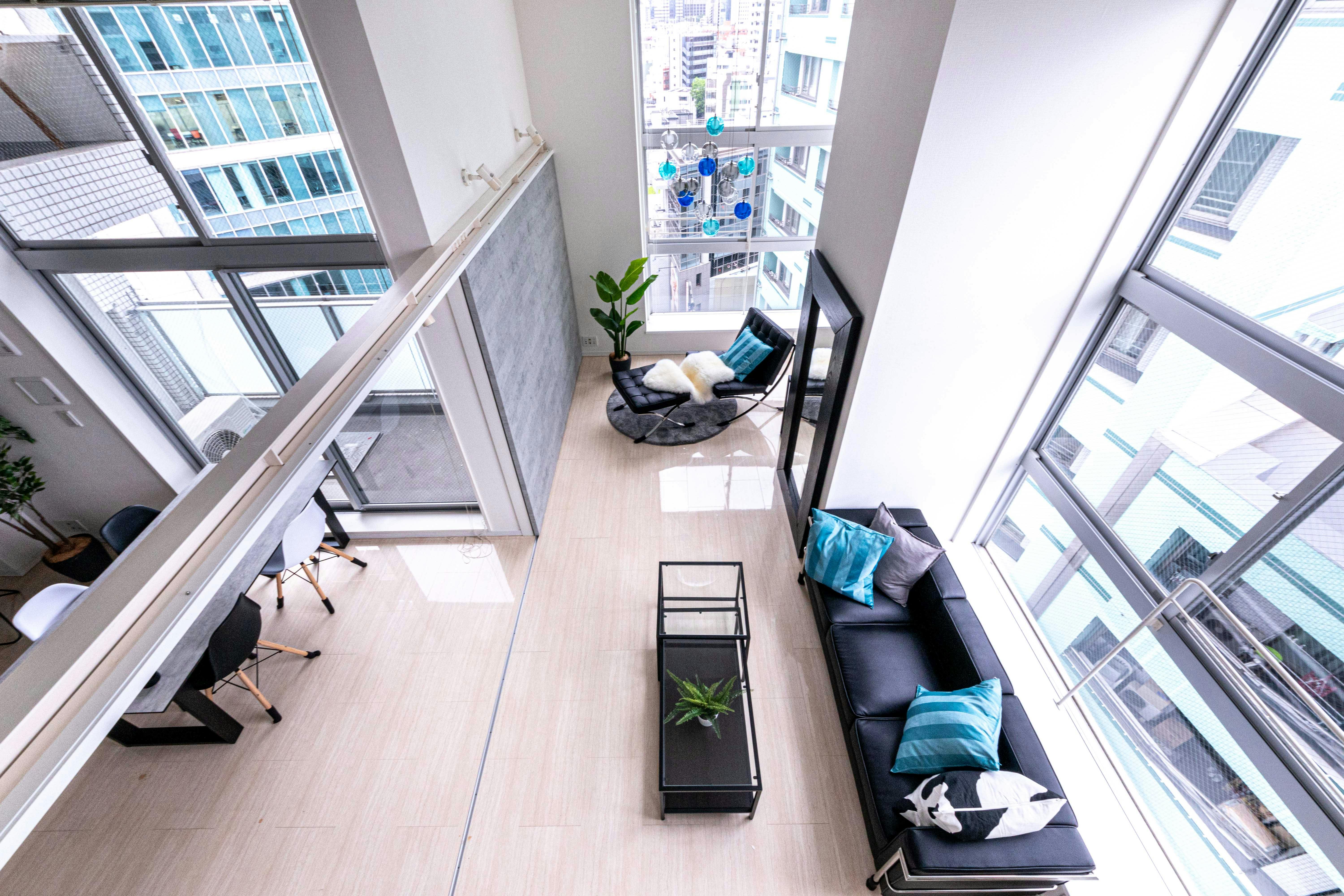 【代々木駅4分】二面採光・天井高4mで撮影に適した自然光豊かなレンタルスタジオ