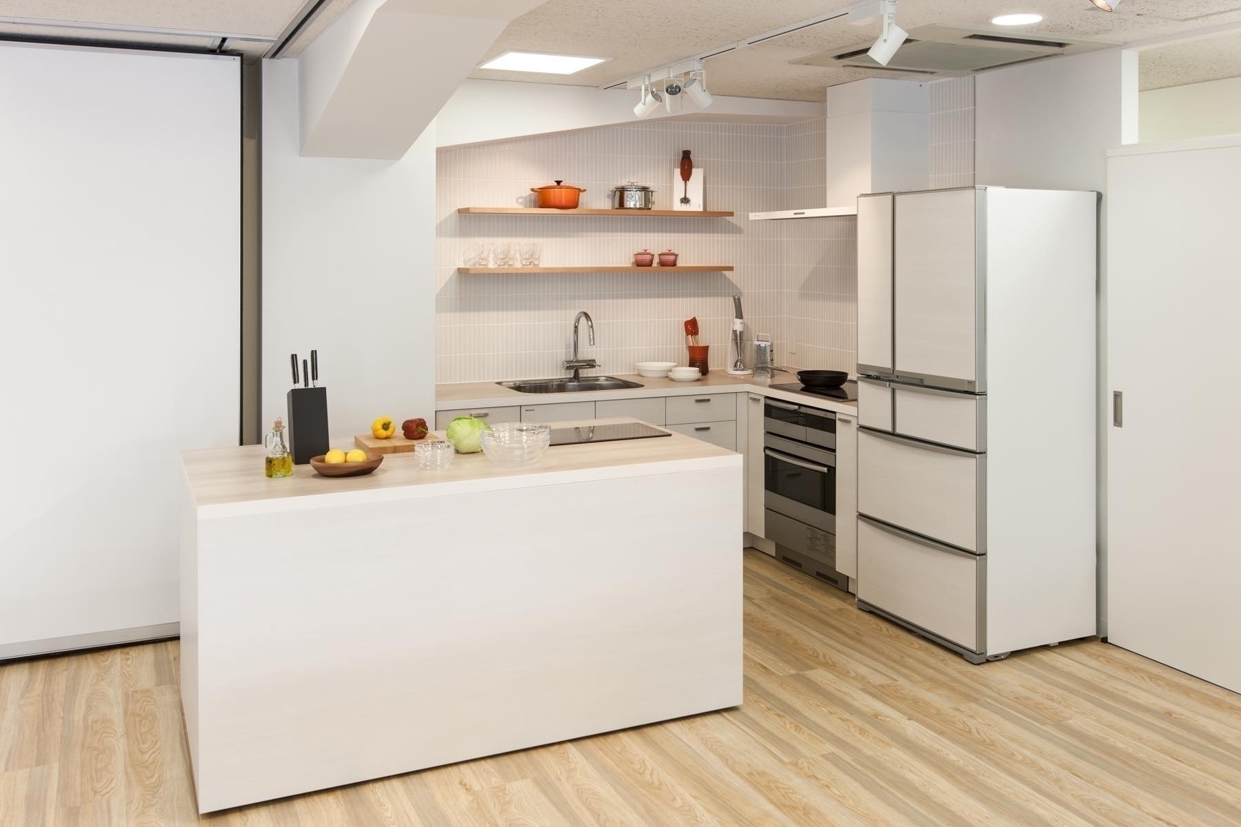 【外苑前駅6分】セミナーや展示会に適した大きな窓から入る自然光が印象的なイベントスペースの画像7