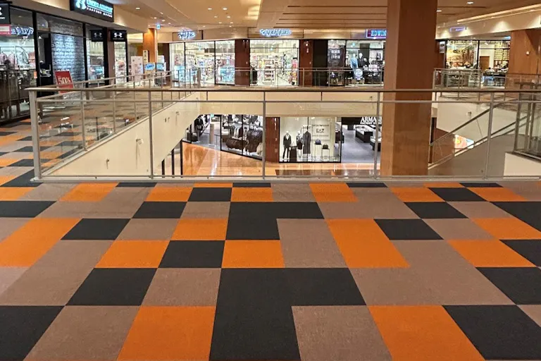 【三井アウトレットパーク 札幌北広島】クローバー•モール2F 西エスカレーター前(TEMPUR®前)の画像1