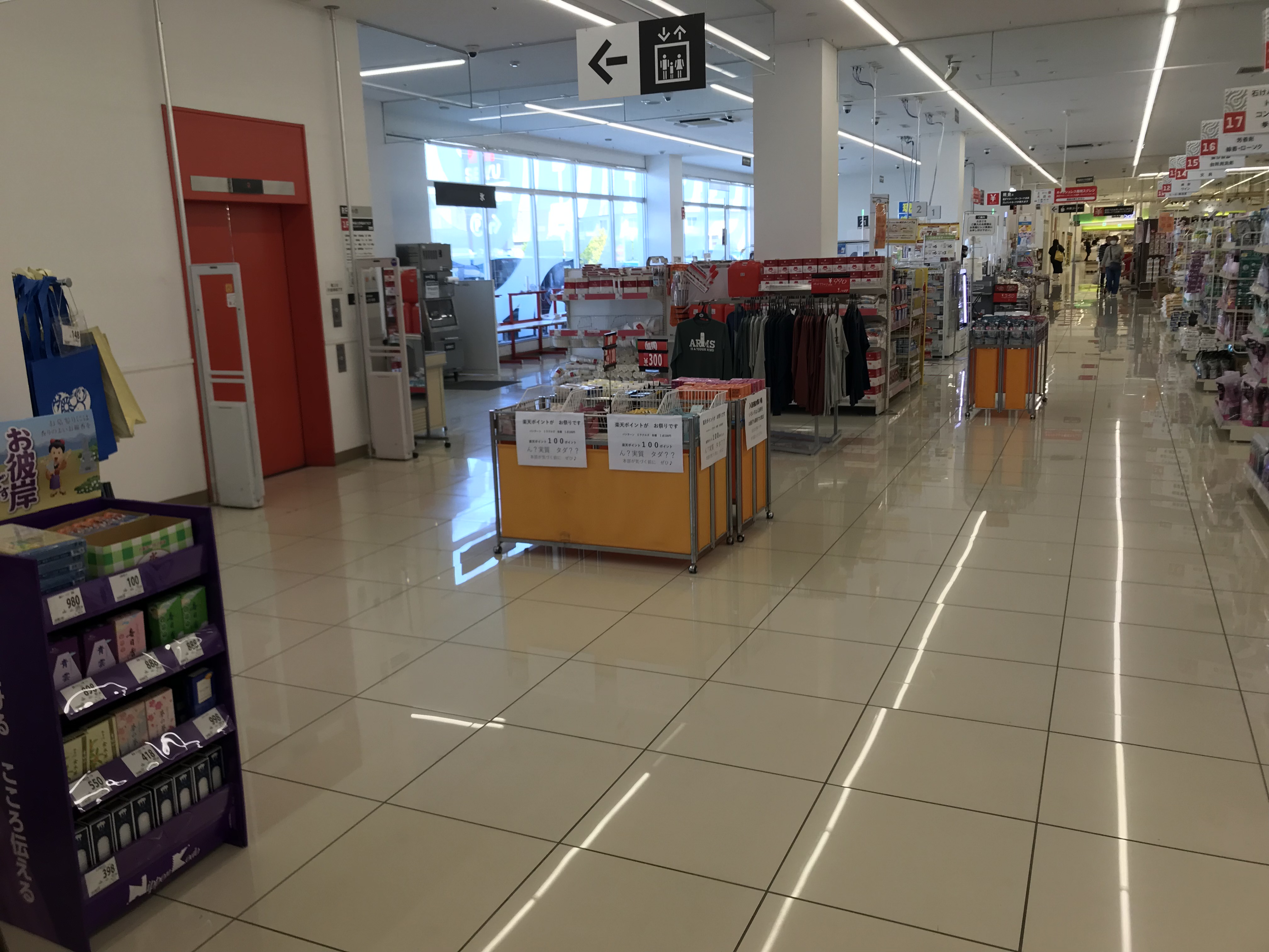 【西友　浜松有玉南店】1階エレベーター前　プロモーション用途や物販、食物販のポップアップストアに最適なスーパー店内催事イベントスペース