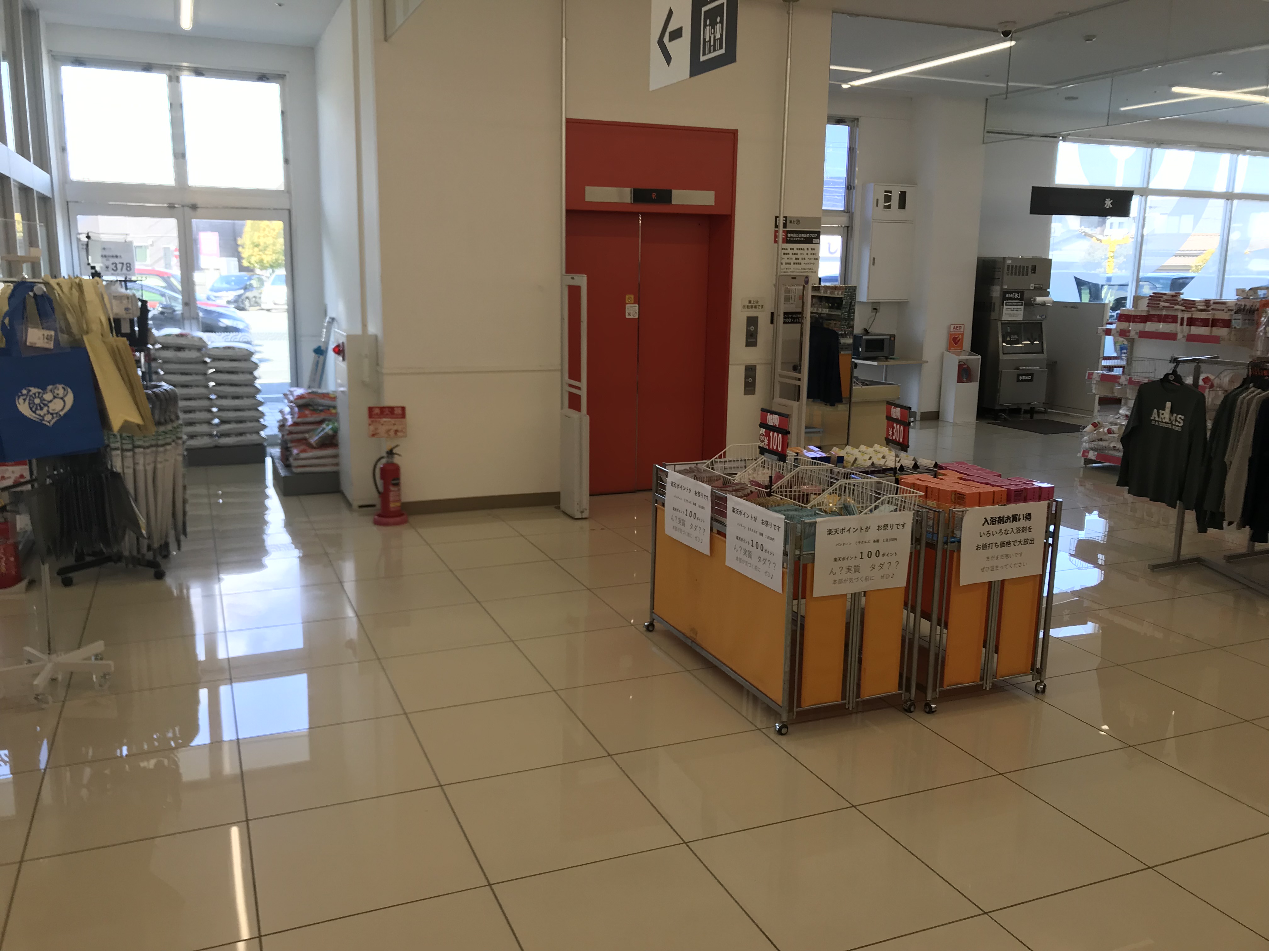 【西友　浜松有玉南店】1階エレベーター前　プロモーション用途や物販、食物販のポップアップストアに最適なスーパー店内催事イベントスペース