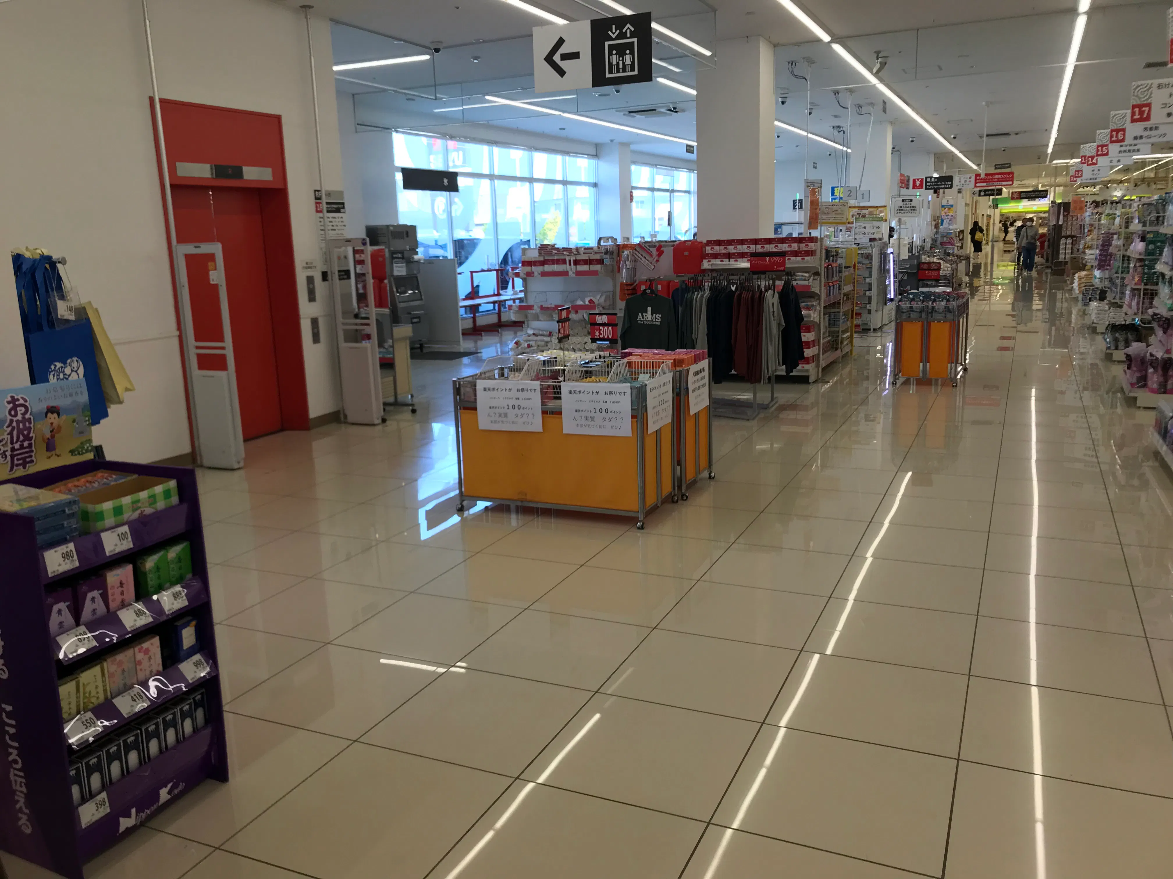 【西友　浜松有玉南店】1階エレベーター前　プロモーション用途や物販、食物販のポップアップストアに最適なスーパー店内催事イベントスペース