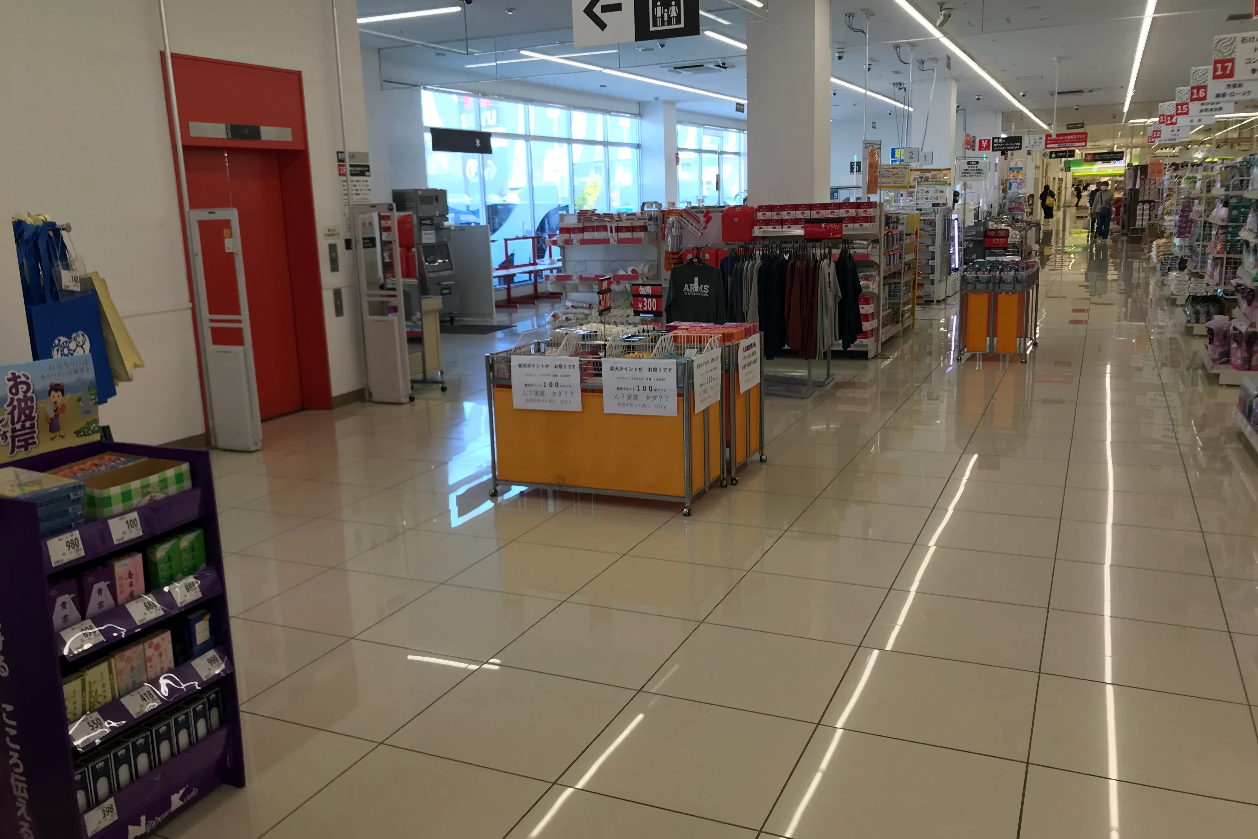 【西友 浜松有玉南店】1階エレベーター前 プロモーション用途や物販、食物販のポップアップストアに最適なスーパー店内催事イベントスペース