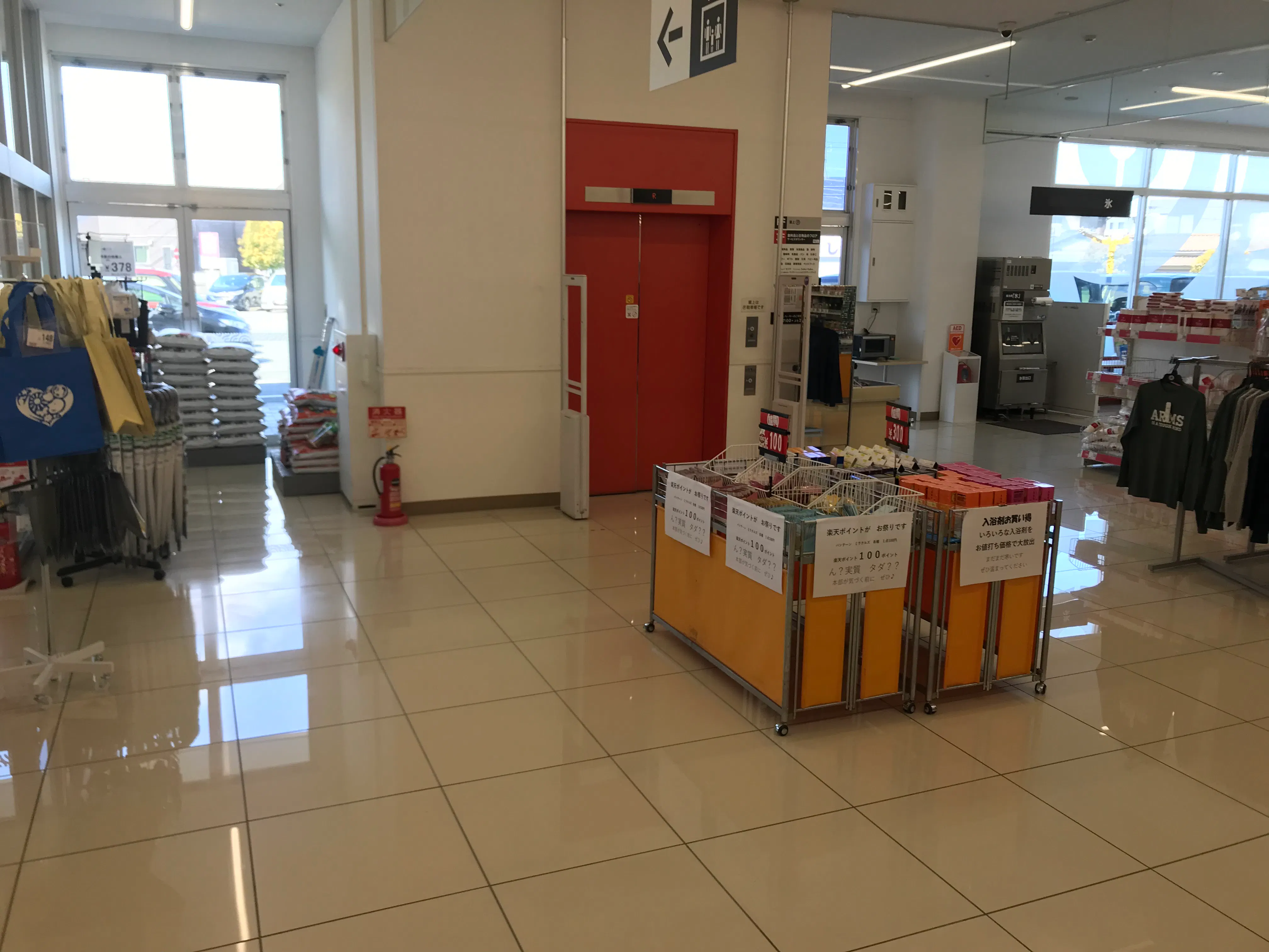 【西友　浜松有玉南店】1階エレベーター前　プロモーション用途や物販、食物販のポップアップストアに最適なスーパー店内催事イベントスペース