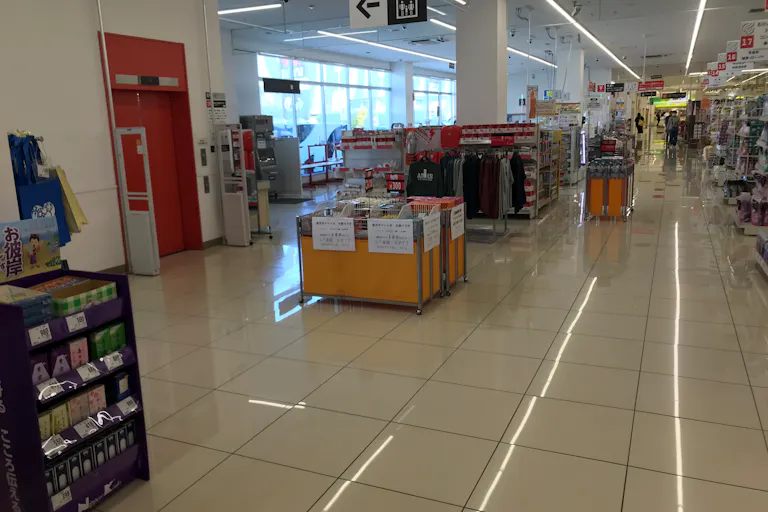 【西友 浜松有玉南店】1階エレベーター前 プロモーション用途や物販、食物販のポップアップストアに最適なスーパー店内催事イベントスペースの画像2