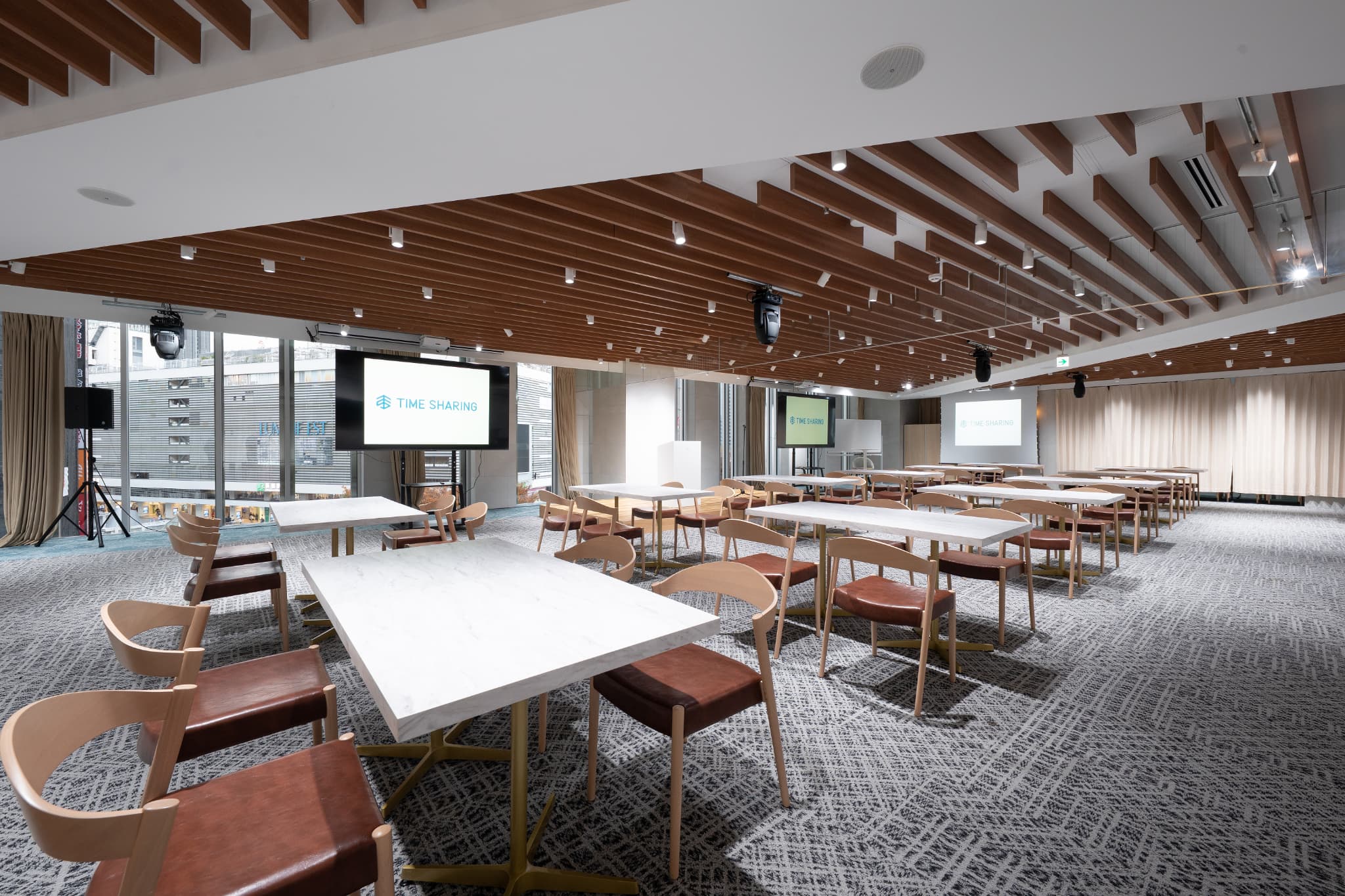 【メインフロア 島型レイアウト】