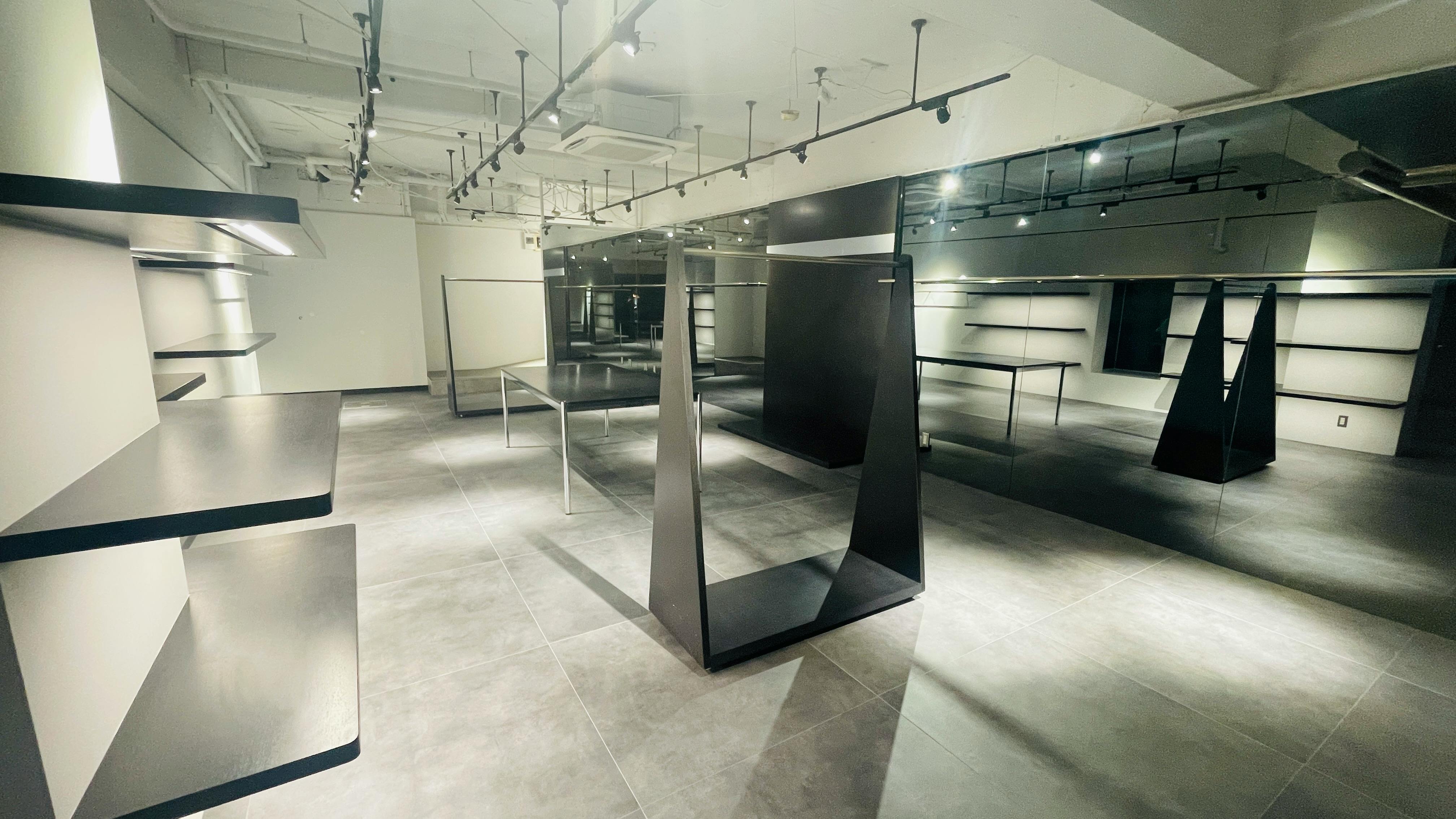 【千駄ヶ谷駅4分】各種ポップアップストアや展示販売会に適した壁面大型鏡張りの路面スペース