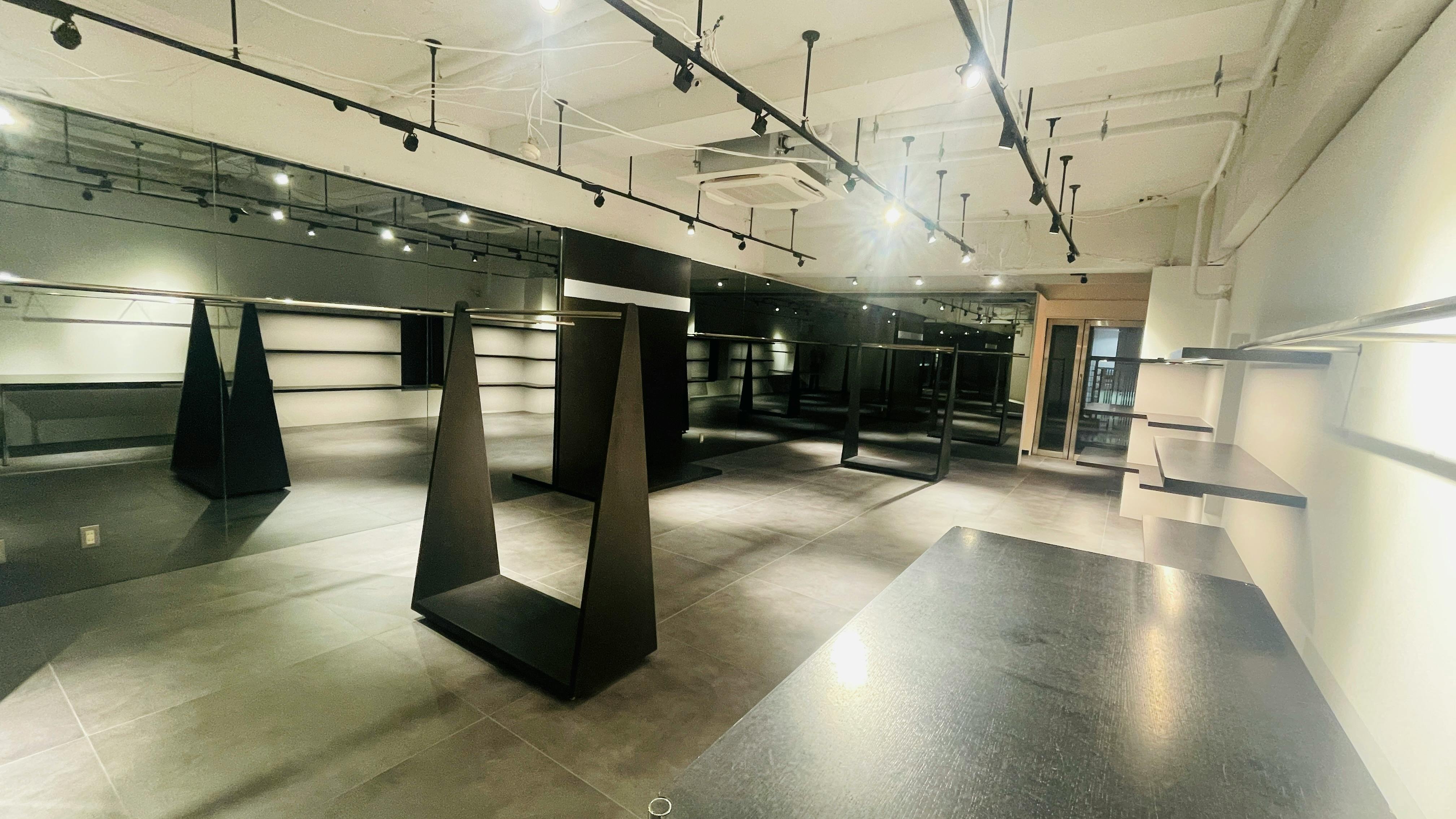 【千駄ヶ谷駅4分】各種ポップアップストアや展示販売会に適した壁面大型鏡張りの路面スペース