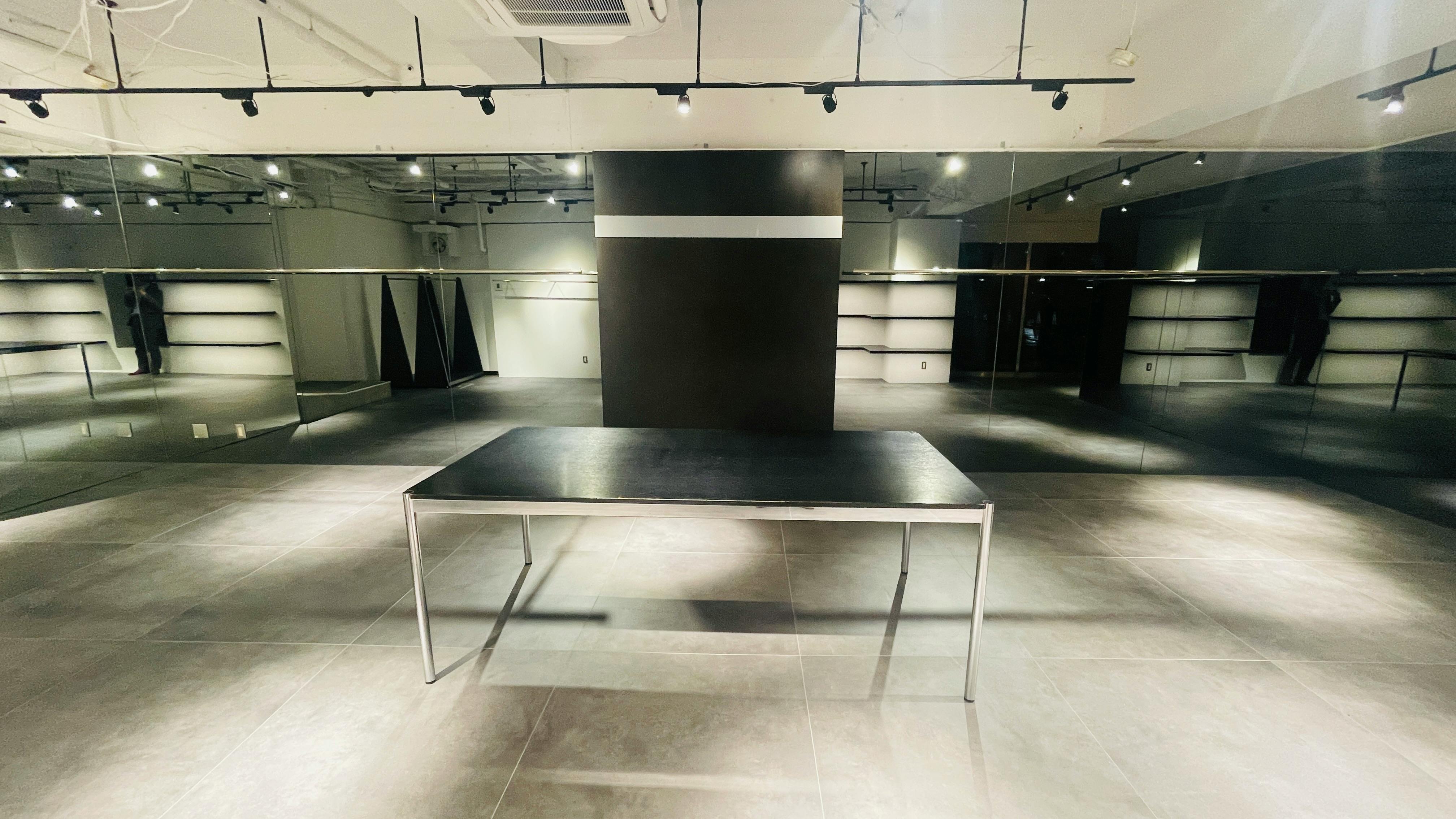 【千駄ヶ谷駅4分】各種ポップアップストアや展示販売会に適した壁面大型鏡張りの路面スペース