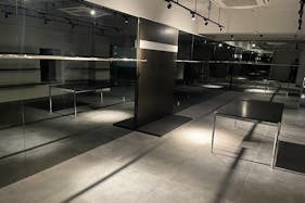 【千駄ヶ谷駅4分】各種ポップアップストアや展示販売会に適した壁面大型鏡張りの路面スペース