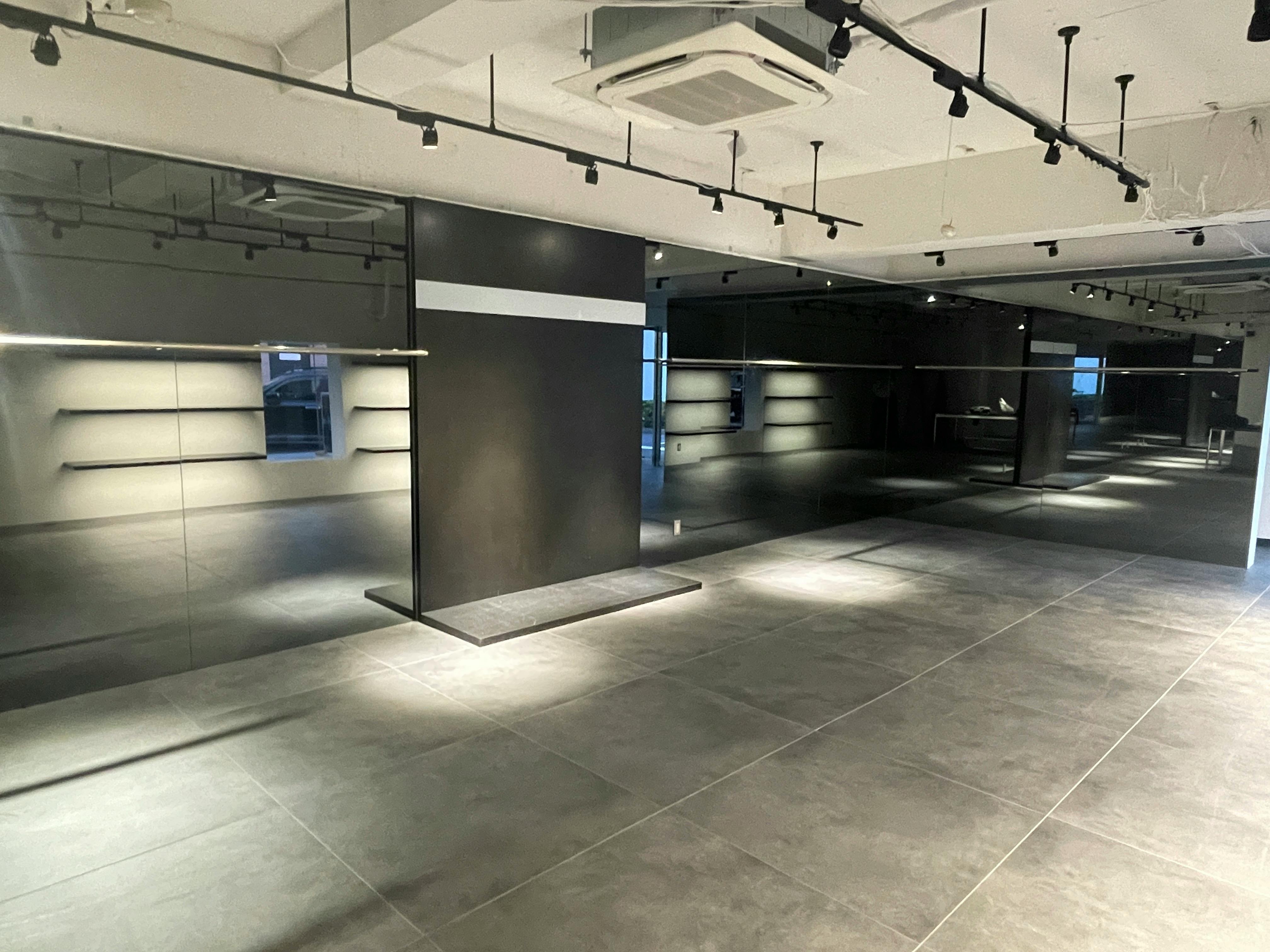 【千駄ヶ谷駅4分】各種ポップアップストアや展示販売会に適した壁面大型鏡張りの路面スペース