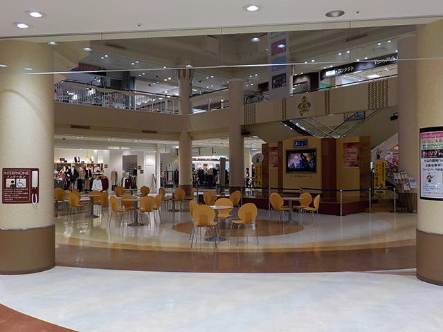 【イオンモールつがる柏】シャコちゃんコートの画像