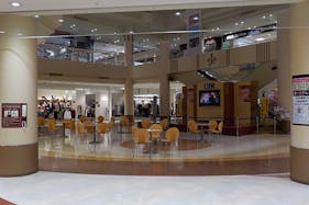 【イオンモールつがる柏】シャコちゃんコート