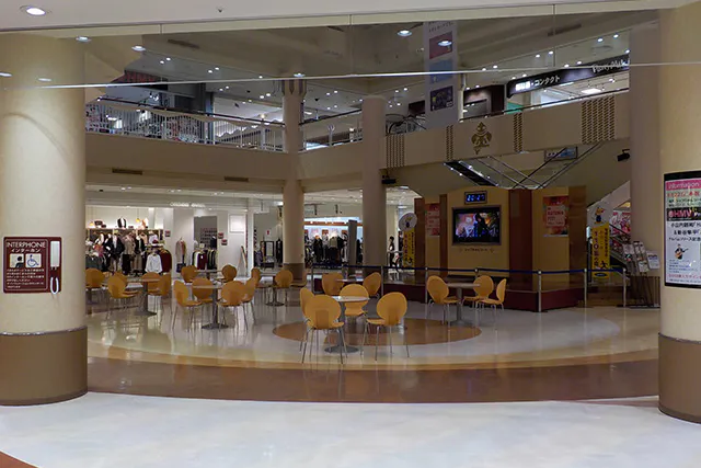 【イオンモールつがる柏】シャコちゃんコート