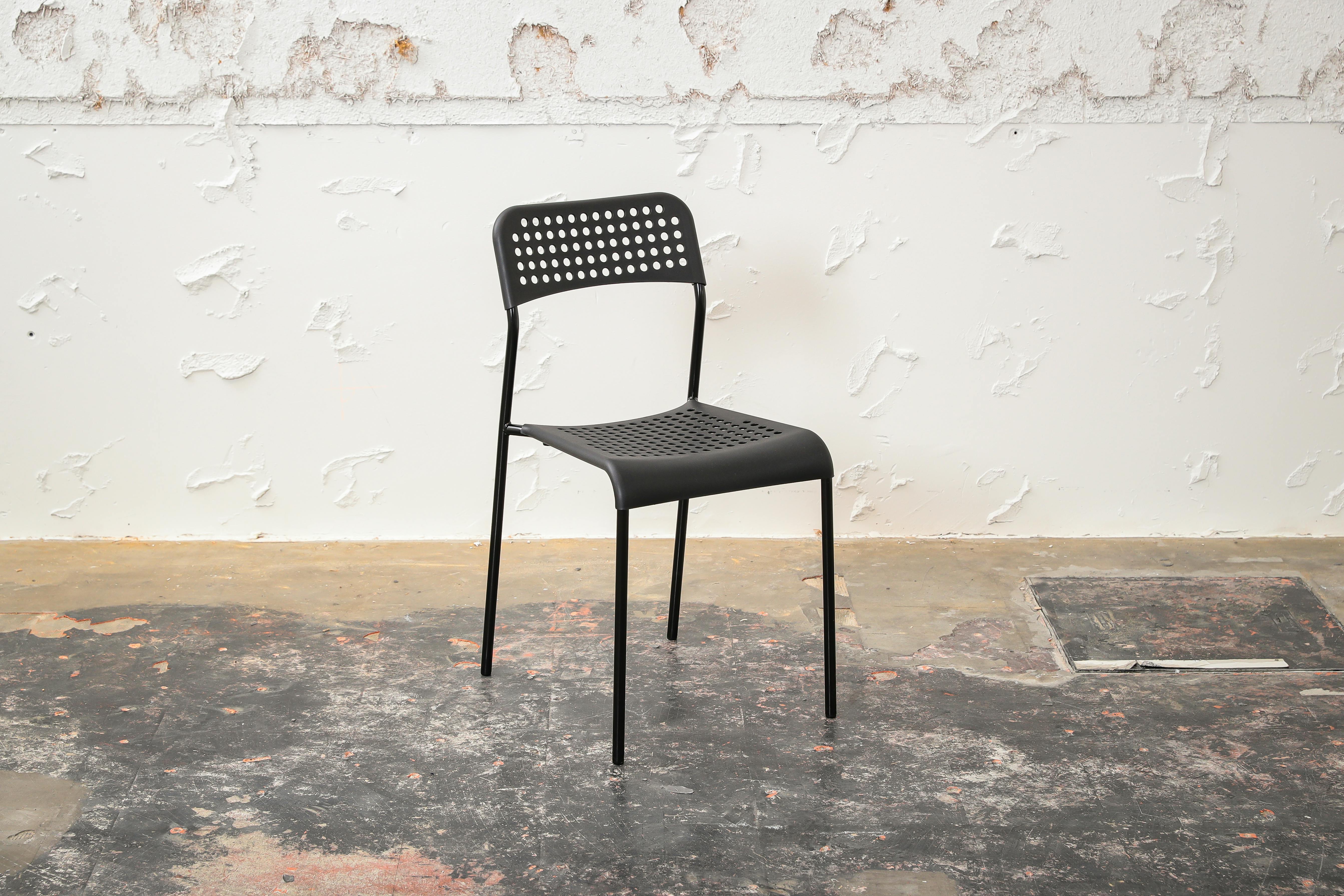 椅子 黒:(12脚) 椅子 白:(4脚)