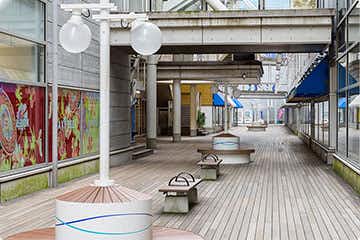 【デックス東京ビーチ】「センターデッキ」アウトドア型のパフォーマンス会場やイベント会場として最適な、全長100mの回遊客の多い通路スペース
