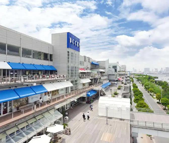 【デックス東京ビーチ】「センターデッキ」アウトドア型のパフォーマンス会場やイベント会場として最適な、全長100mの回遊客の多い通路スペース