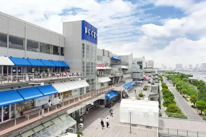 【デックス東京ビーチ】「センターデッキ」アウトドア型のパフォーマンス会場やイベント会場として最適な、全長100mの回遊客の多い通路スペース