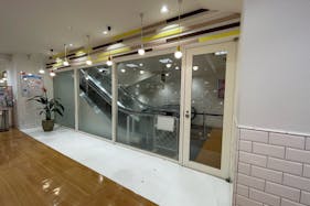 【上野マルイ】2階 パブリックスペース【物販・PR】降りエスカレーターサイド、人気のコンパクトスペース ファッション・雑貨のポップアップに最適