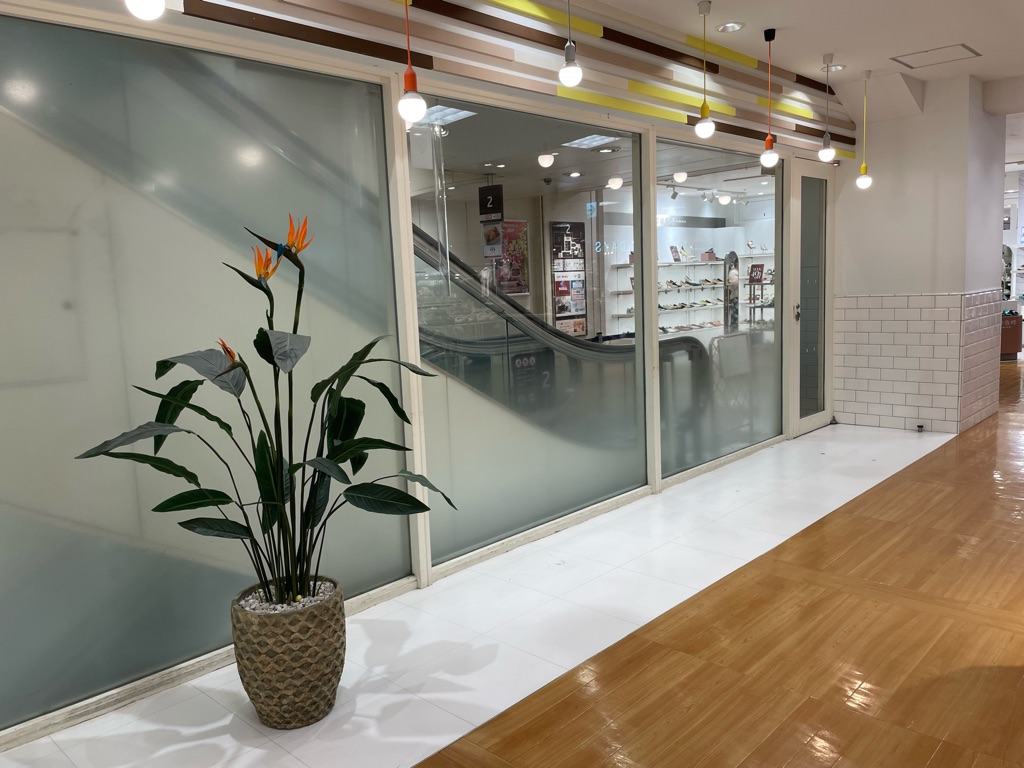 【上野マルイ】2階 パブリックスペース【物販・PR】降りエスカレーターサイド、人気のコンパクトスペース　ファッション・雑貨のポップアップに最適