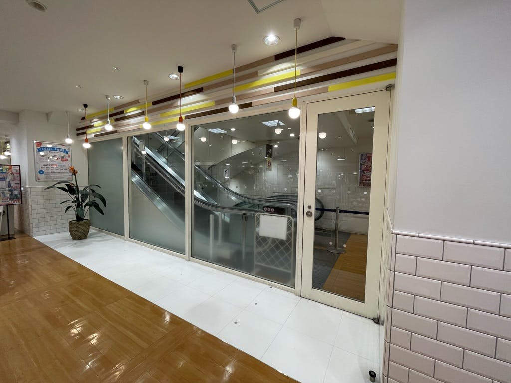 【上野マルイ】2階 パブリックスペース【物販・PR】降りエスカレーターサイド、人気のコンパクトスペース　ファッション・雑貨のポップアップに最適