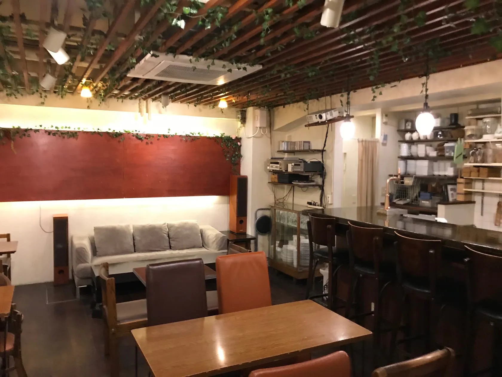 【表参道・渋谷｜表参道駅6分】厨房付きでランチ営業を試せる35㎡のシェアカフェ平日ランチ需要ありの画像