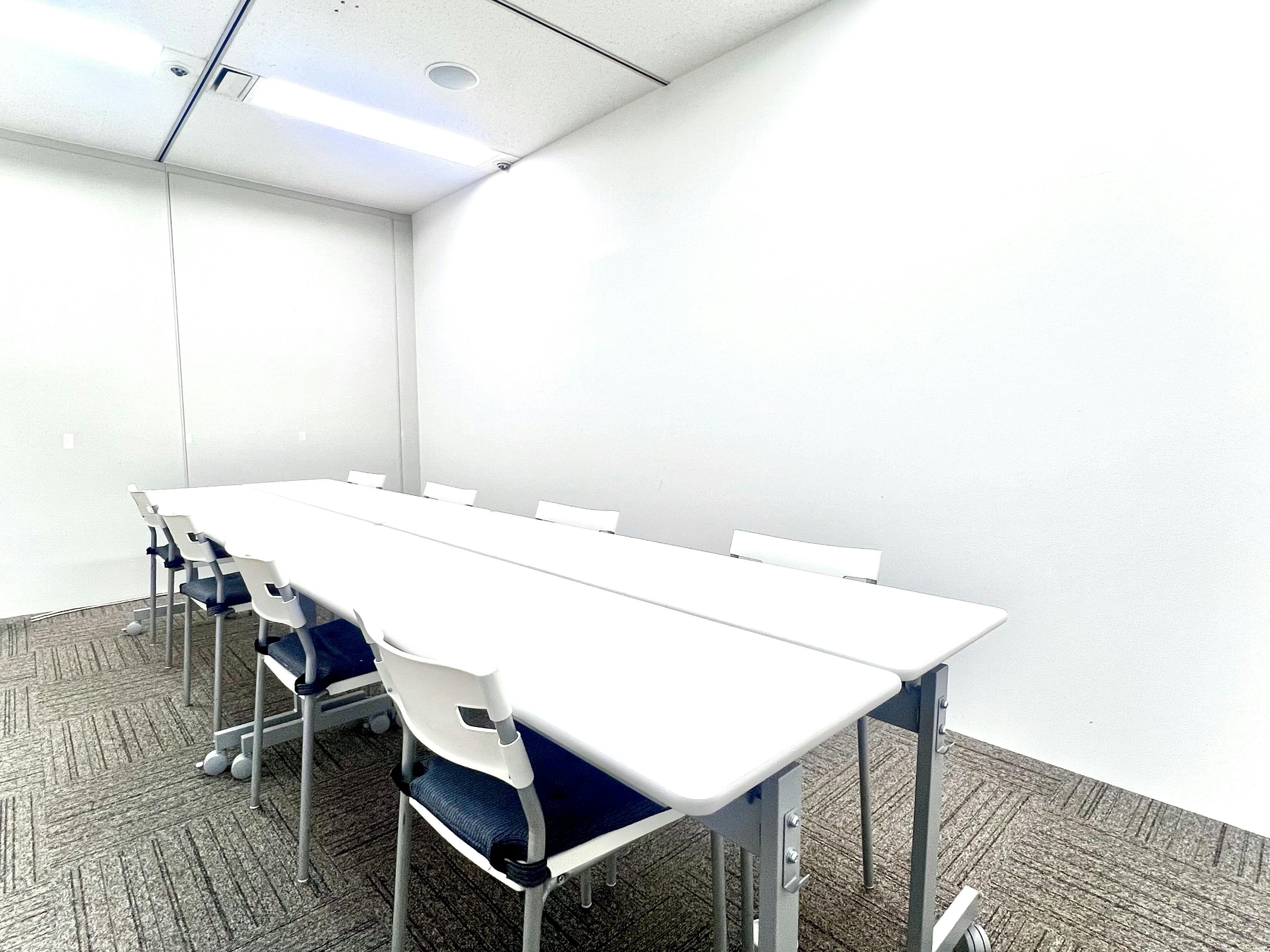 【大阪梅田駅直結/徒歩1分】少人数の会議・面談・レッスン・テレワークに適した12名程度収容可能なレンタルスペースの画像