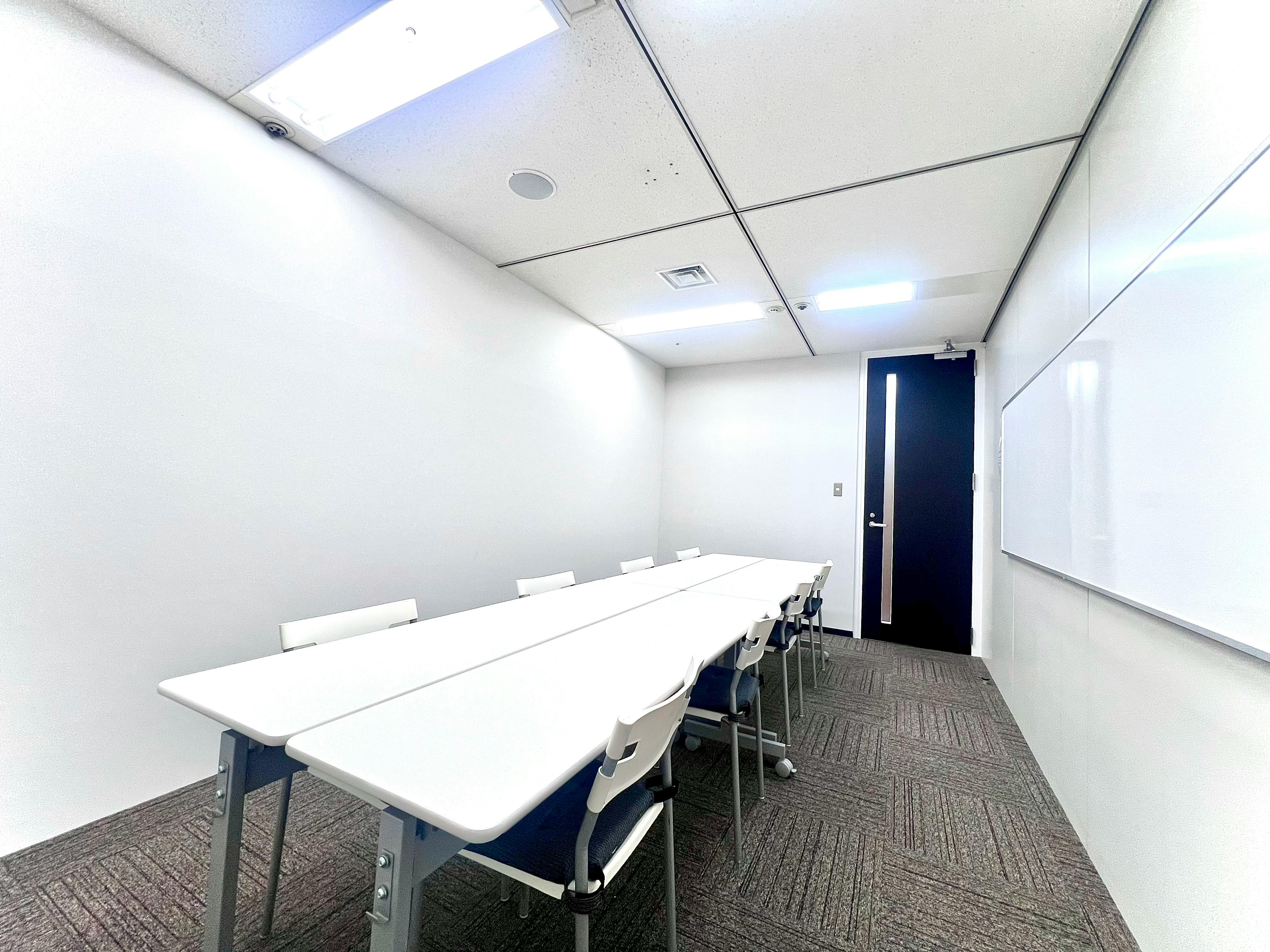【大阪梅田駅直結/徒歩1分】少人数の会議・面談・レッスン・テレワークに適した12名程度収容可能なレンタルスペース