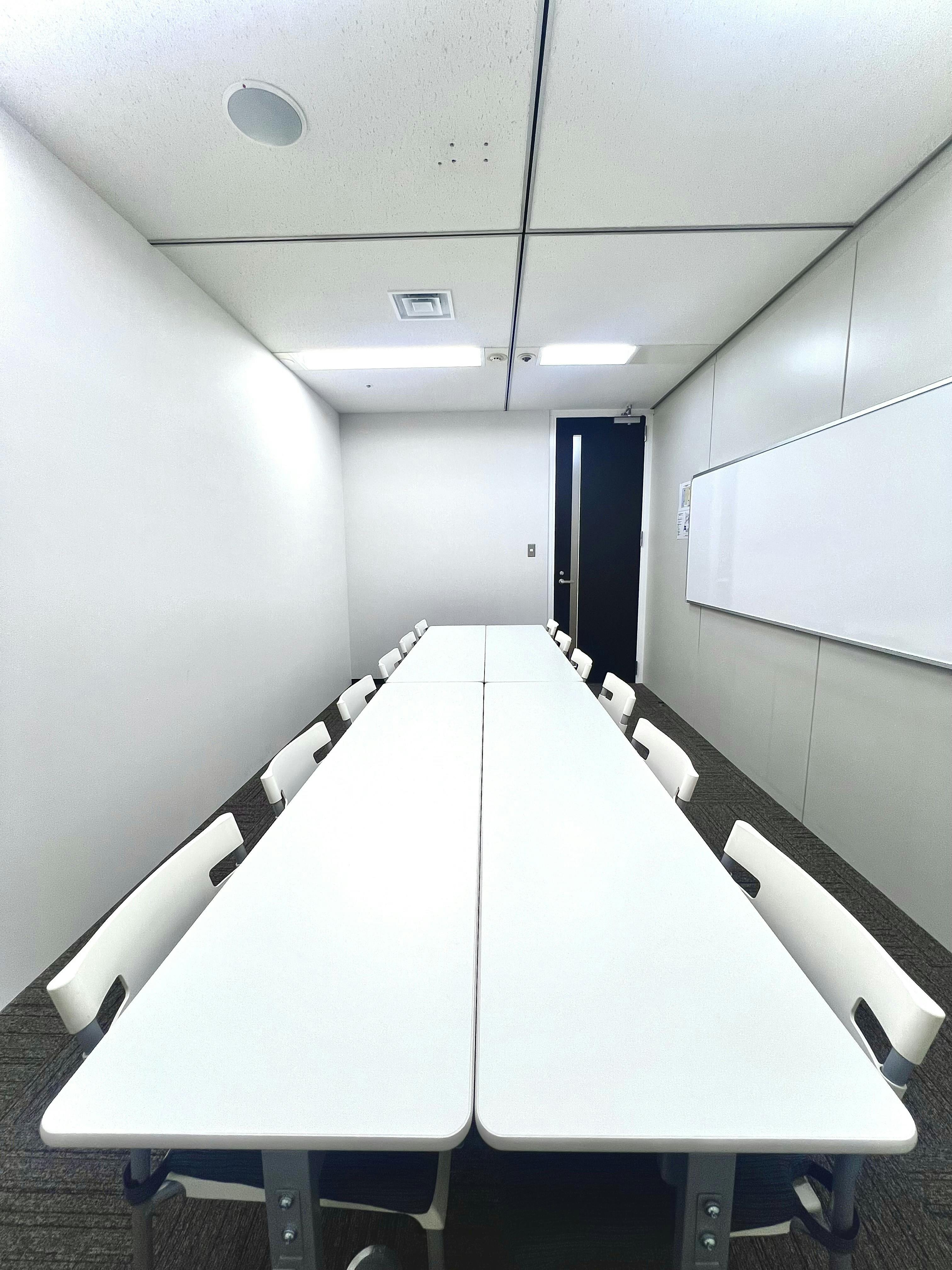 【大阪梅田駅直結/徒歩1分】少人数の会議・面談・レッスン・テレワークに適した12名程度収容可能なレンタルスペース