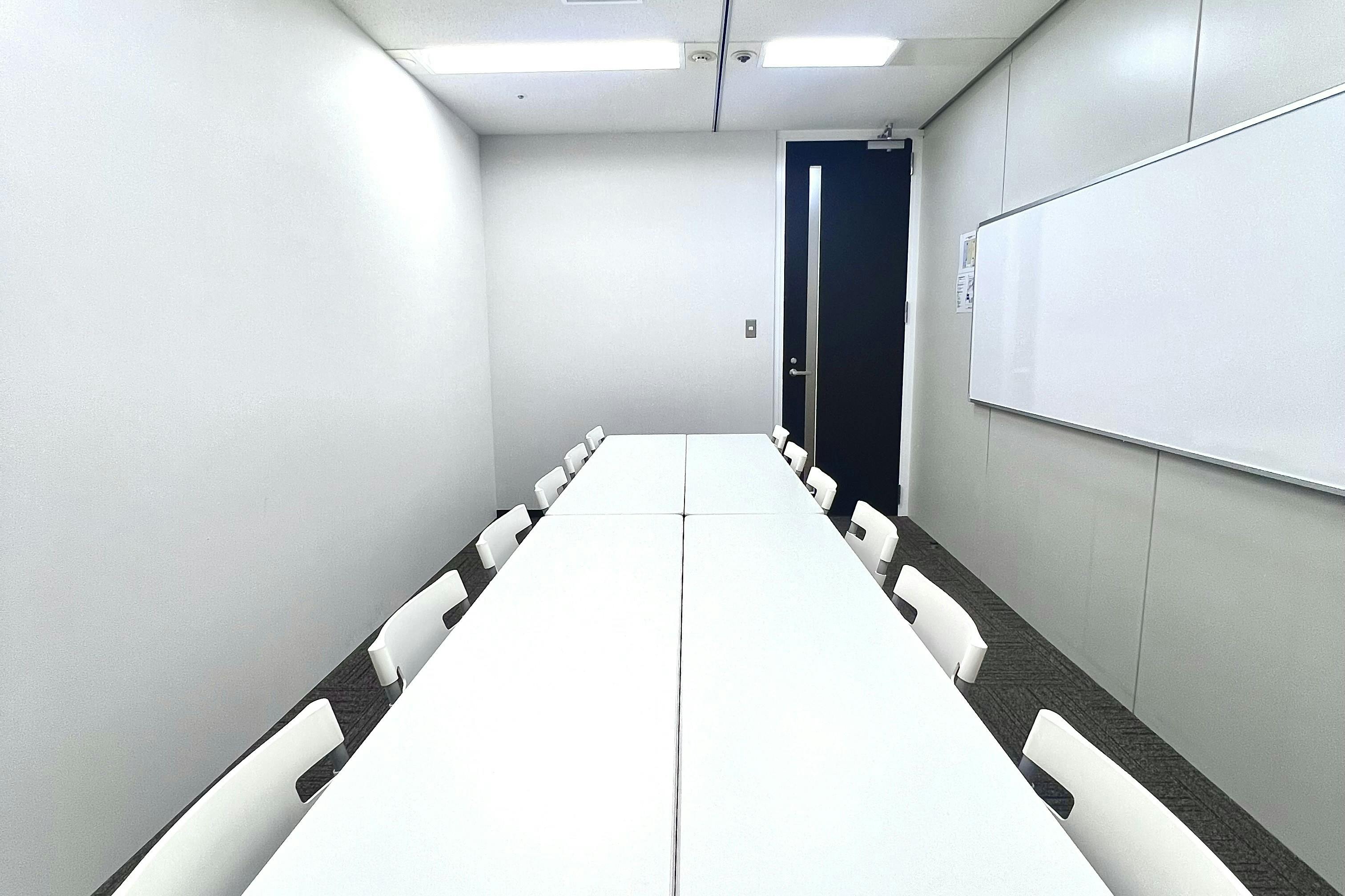 【大阪梅田駅直結/徒歩1分】少人数の会議・面談・レッスン・テレワークに適した12名程度収容可能なレンタルスペース