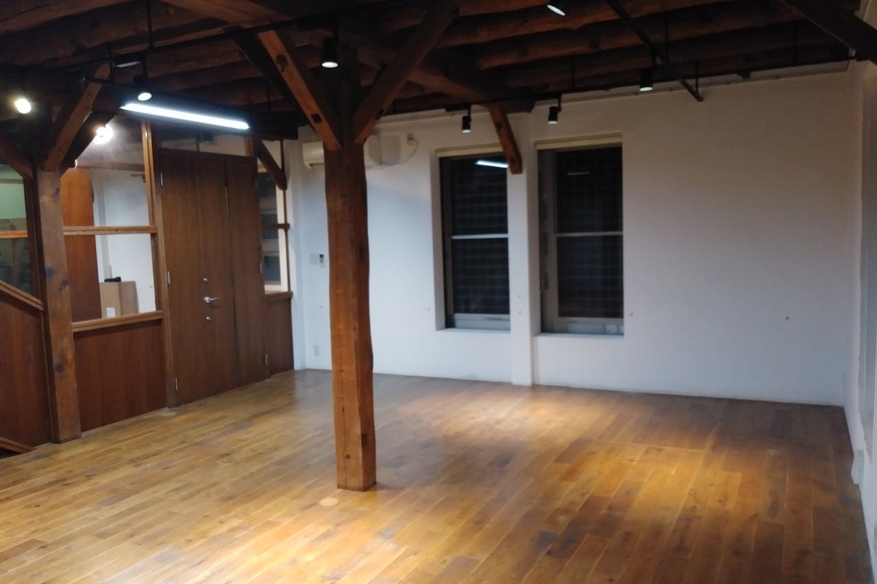 【丸の内駅4分】個展やポップアップストアに利用可能なウッド調のギャラリー