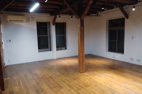 【丸の内駅4分】個展やポップアップストアに利用可能なウッド調のギャラリー