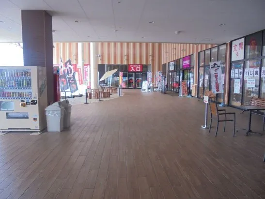 【イオンタウン宇多津】プロモーションや物産展、雑貨販売などに最適な2F中央広場のイベントスペース